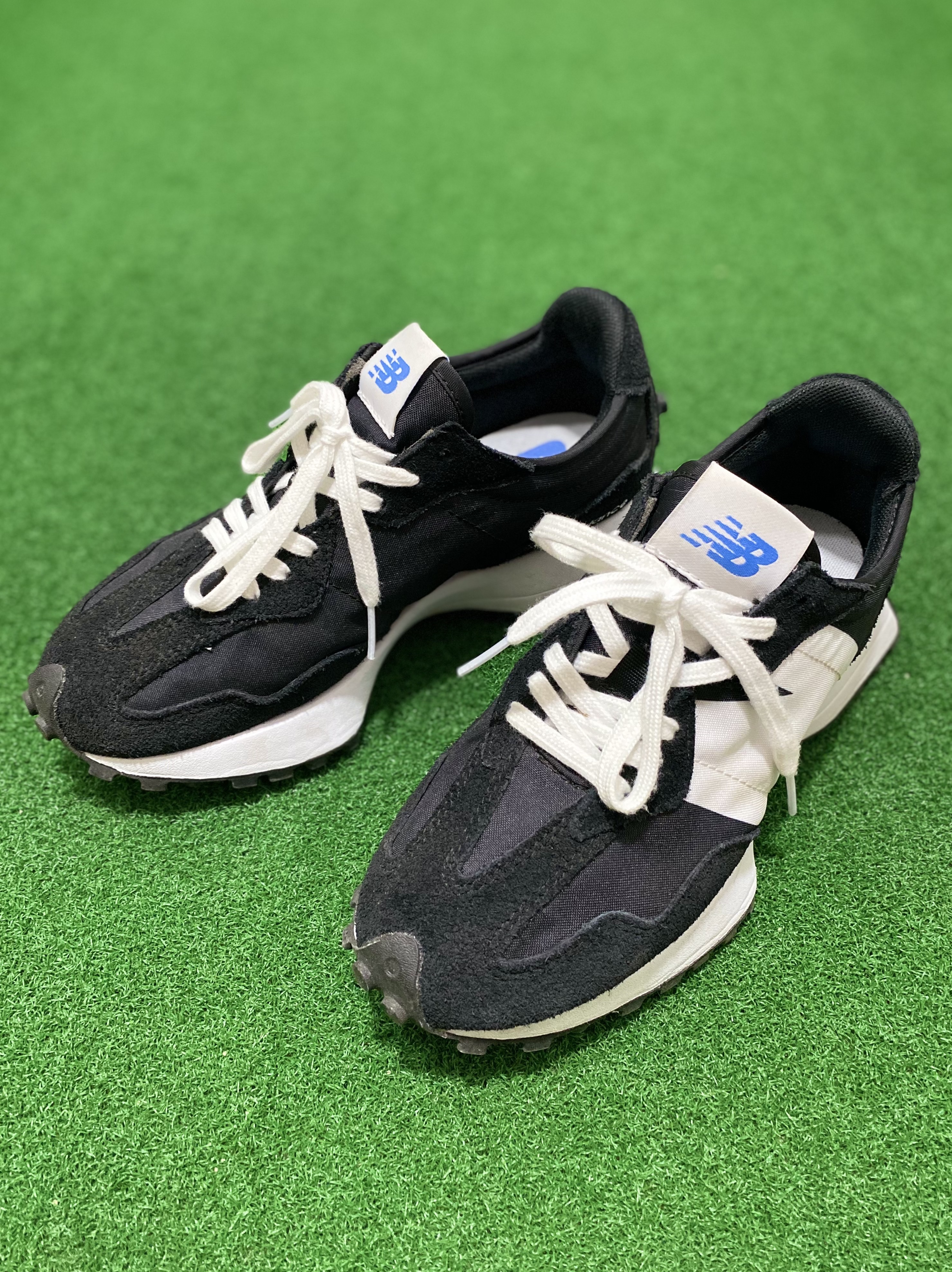 New Balance 327 Black 착용 스타일 - 1