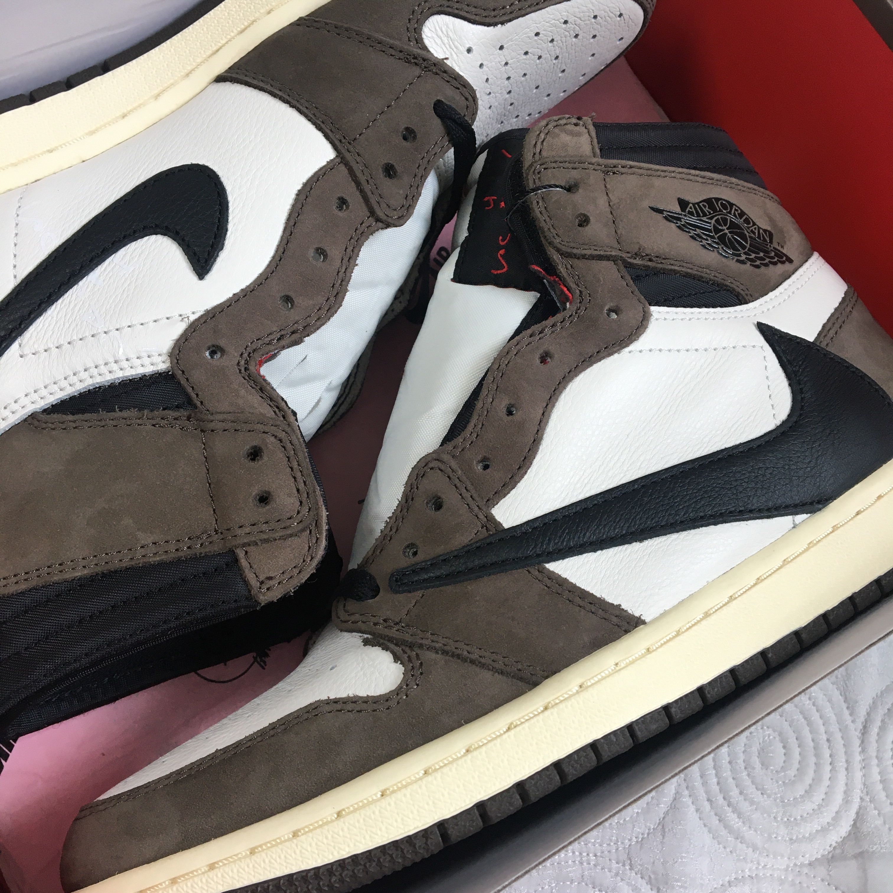 Jordan 1 x Travis Scott Retro High OG SP Mocha 착용 스타일 - 2