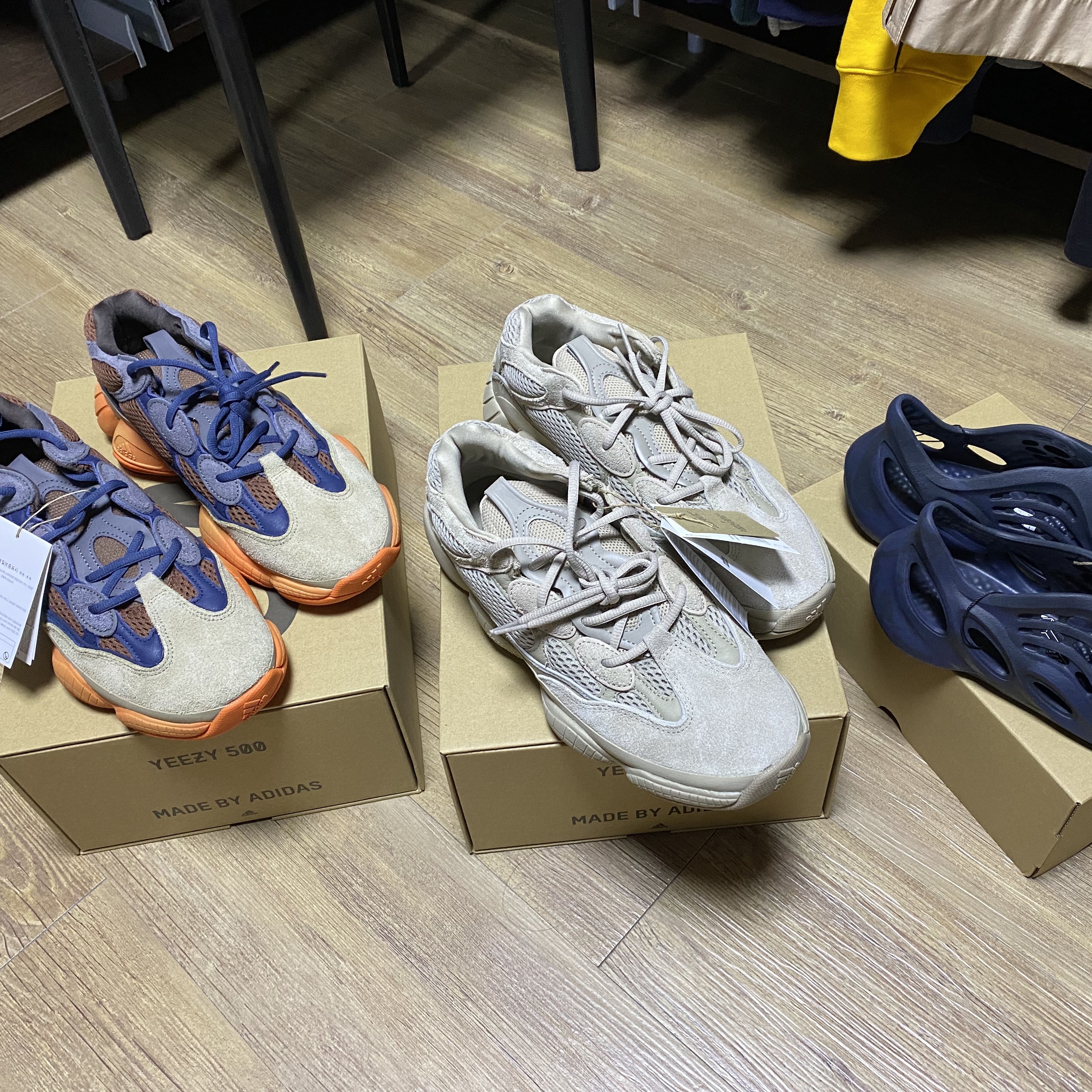 Adidas Yeezy Boost 700 Enflame Amber, Adidas Yeezy Foam RNNR Mineral Blue 착용 스타일 - 1