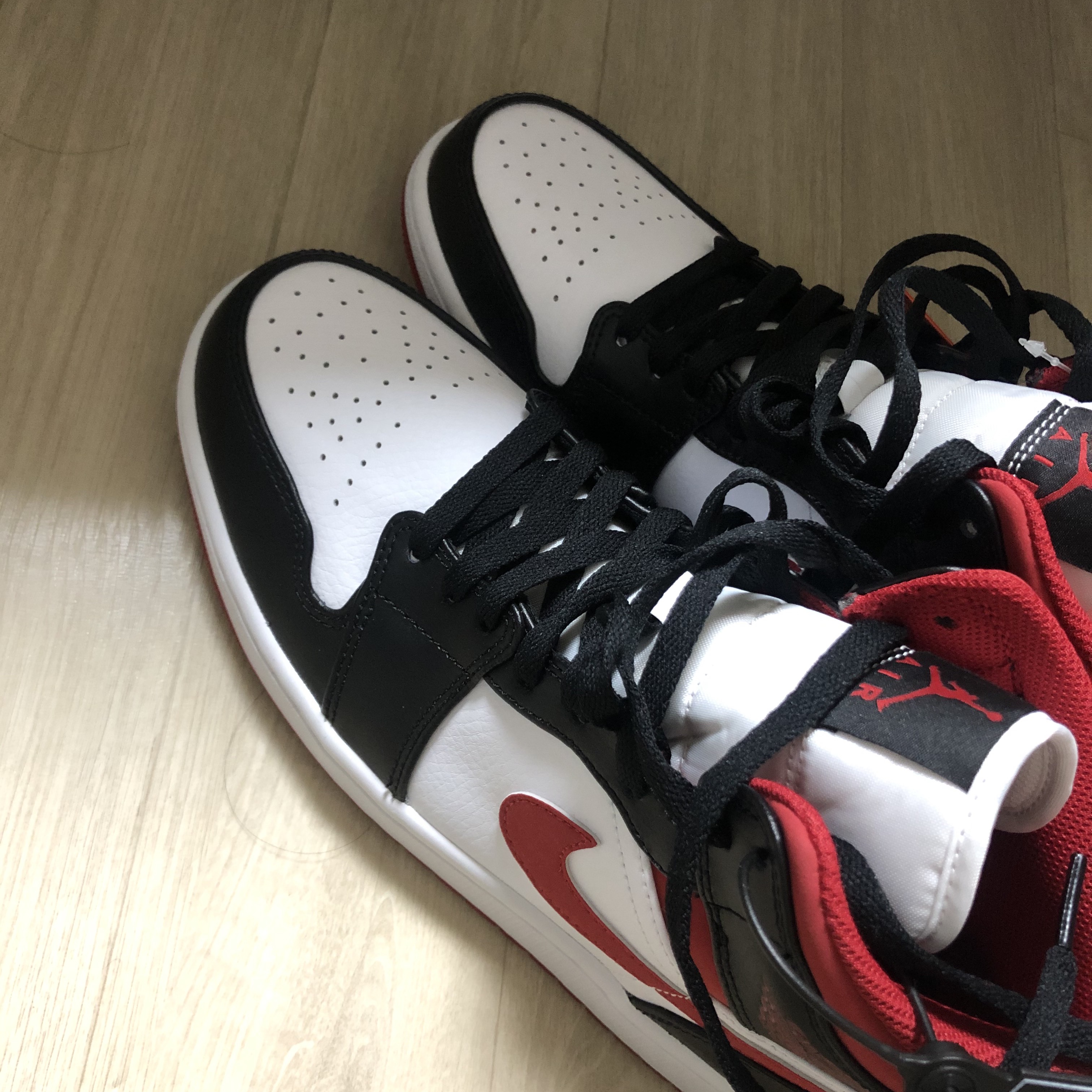 Jordan 1 Mid Gym Red Black White 착용 스타일
