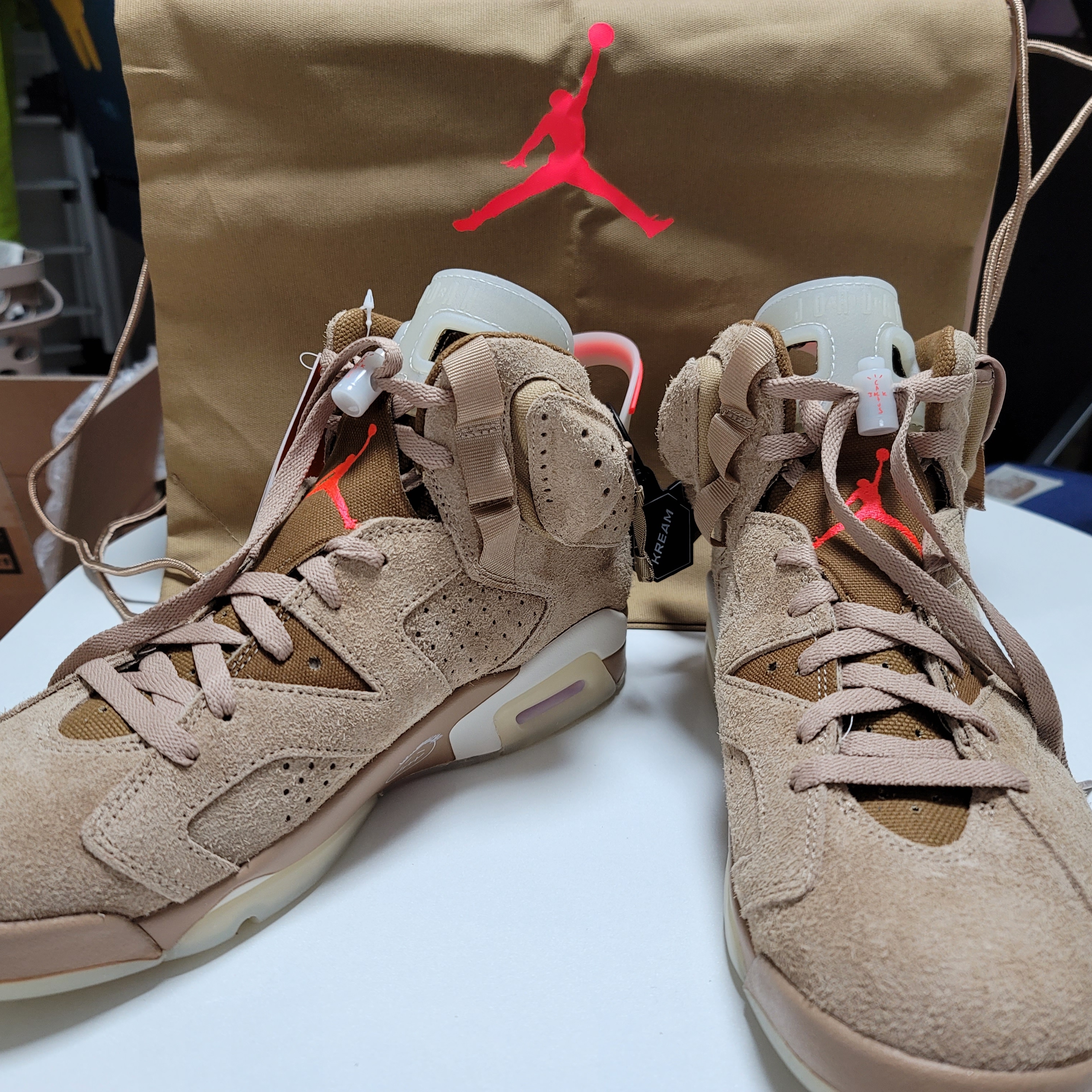 Jordan 6 x Travis Scott Retro SP British Khaki 착용 스타일