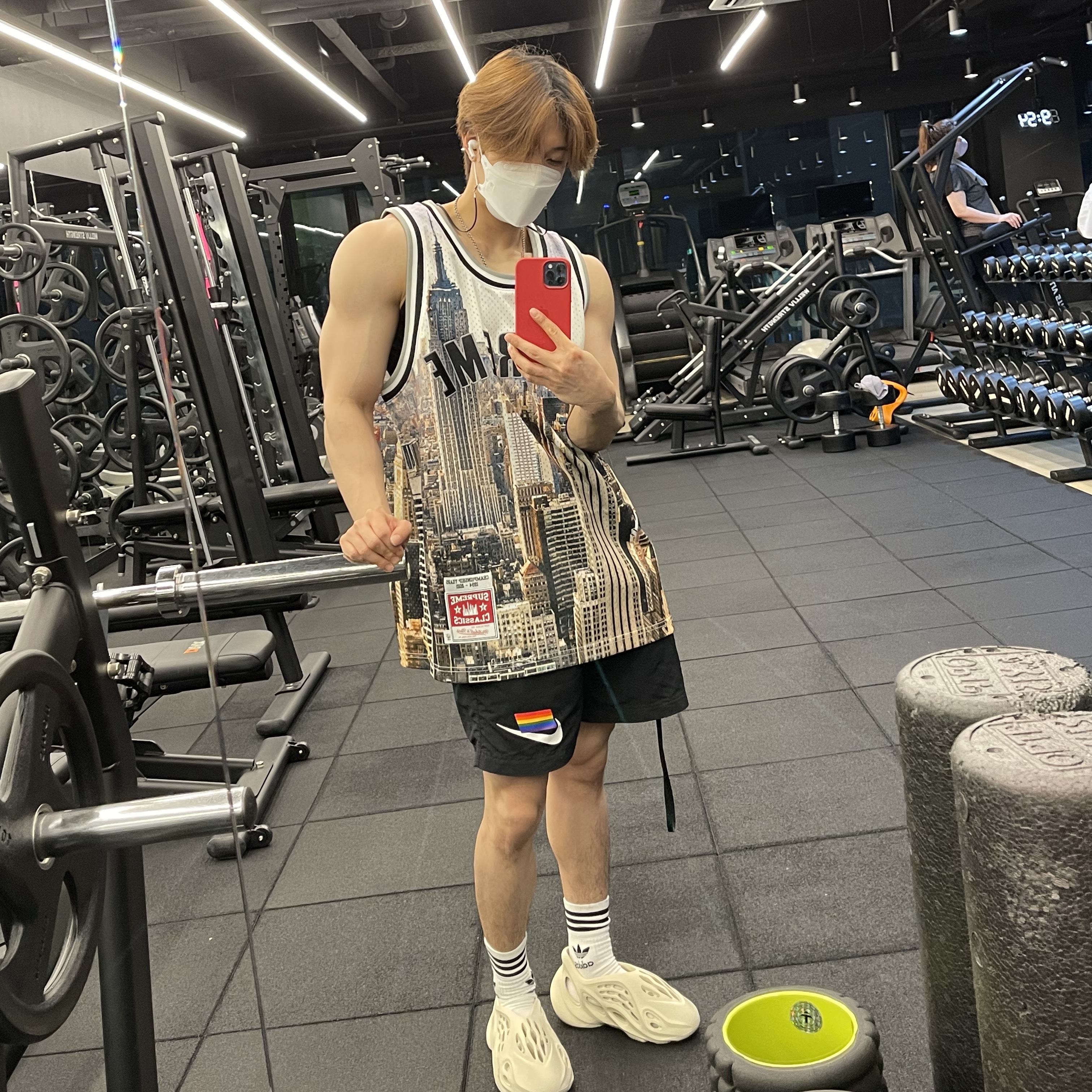 Adidas Yeezy Foam RNNR Sand 착용 스타일