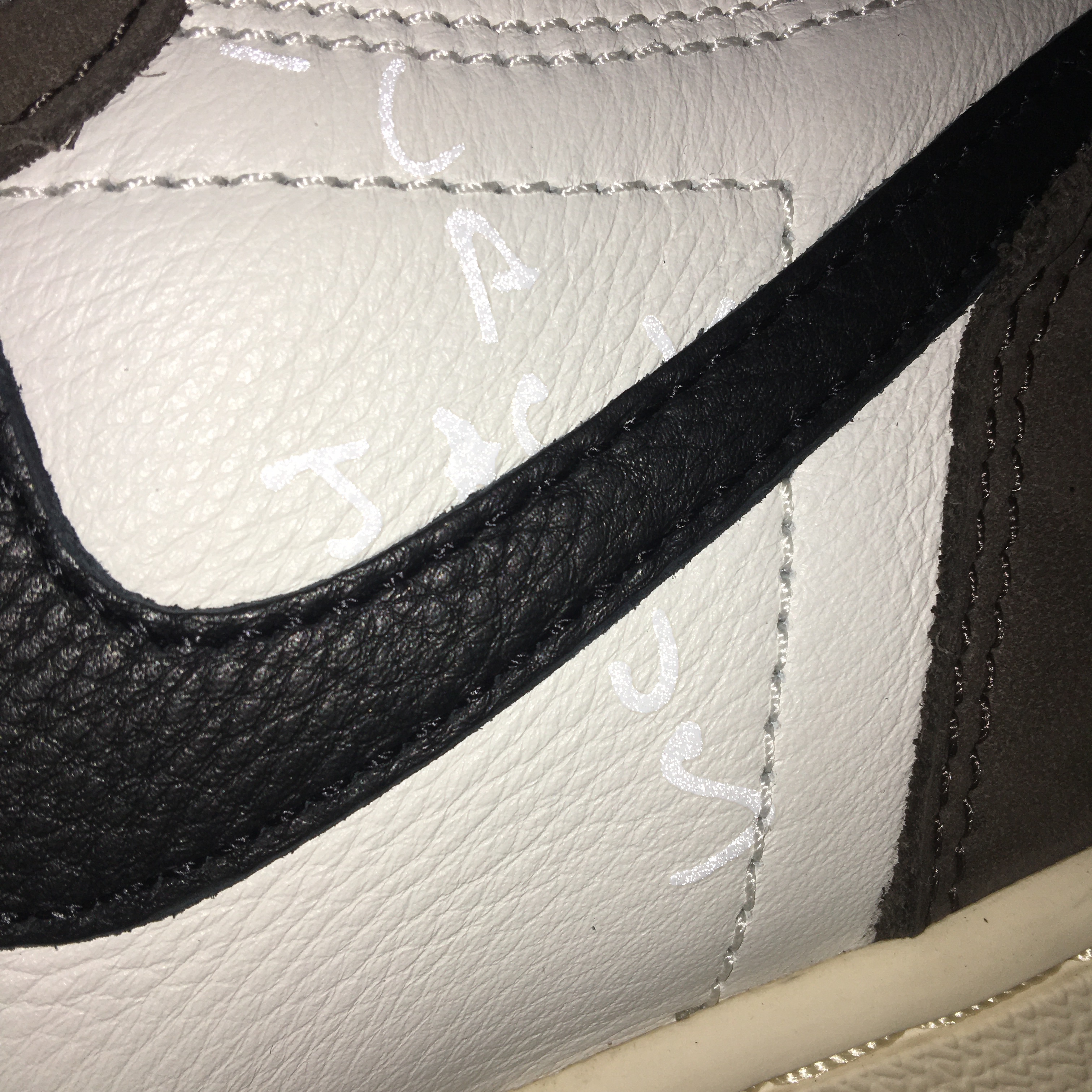 Jordan 1 x Travis Scott Retro High OG SP Mocha 착용 스타일 - 5