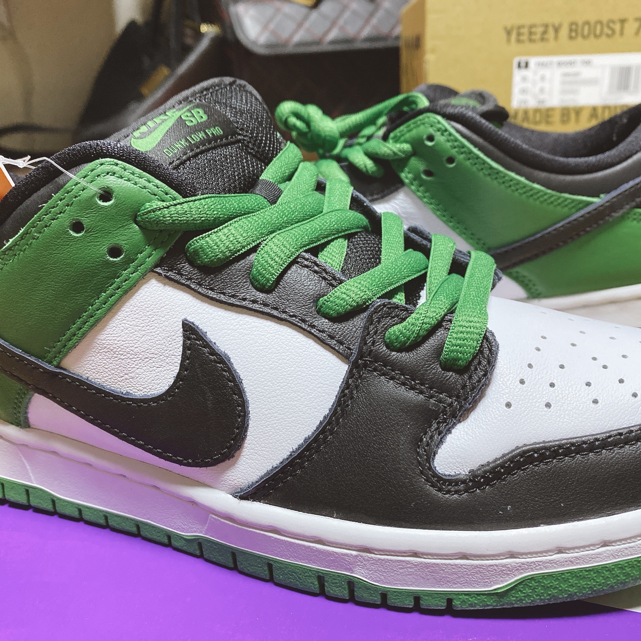 Nike SB Dunk Low Pro Black and Classic Green 착용 스타일 - 2