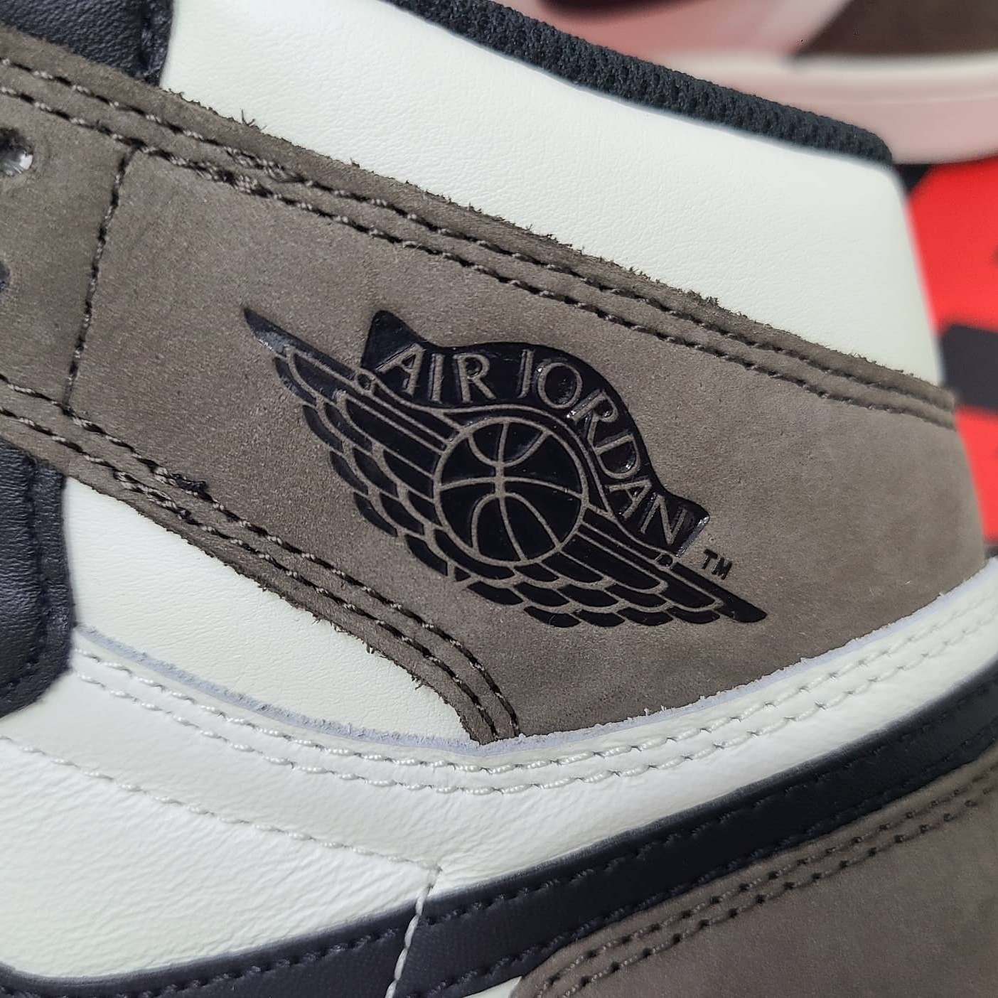 Jordan 1 Retro High OG Black Mocha 착용 스타일 - 3