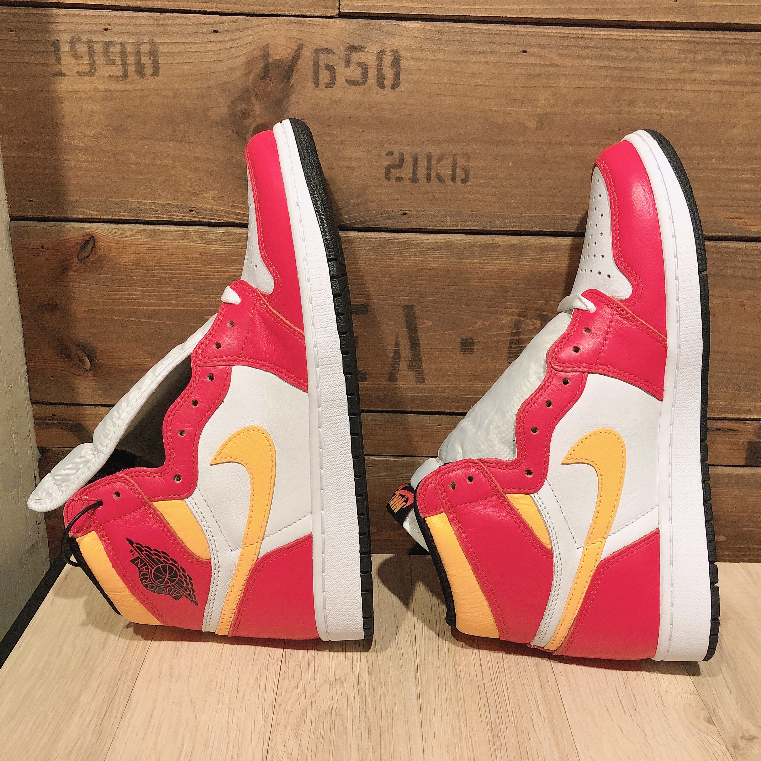 Jordan 1 Retro High OG Light Fusion Red 착용 스타일 - 2