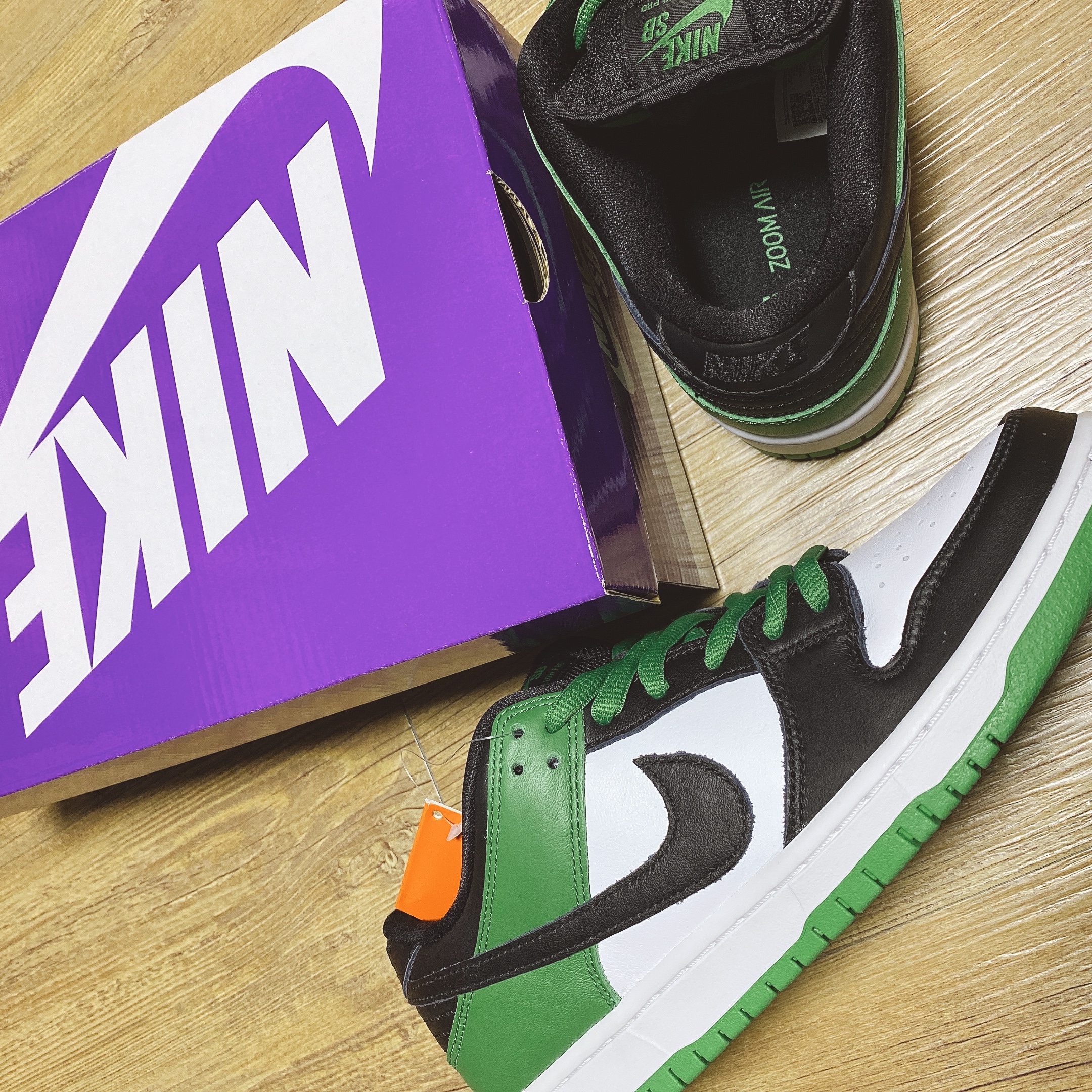 Nike SB Dunk Low Pro Black and Classic Green 착용 스타일 - 3