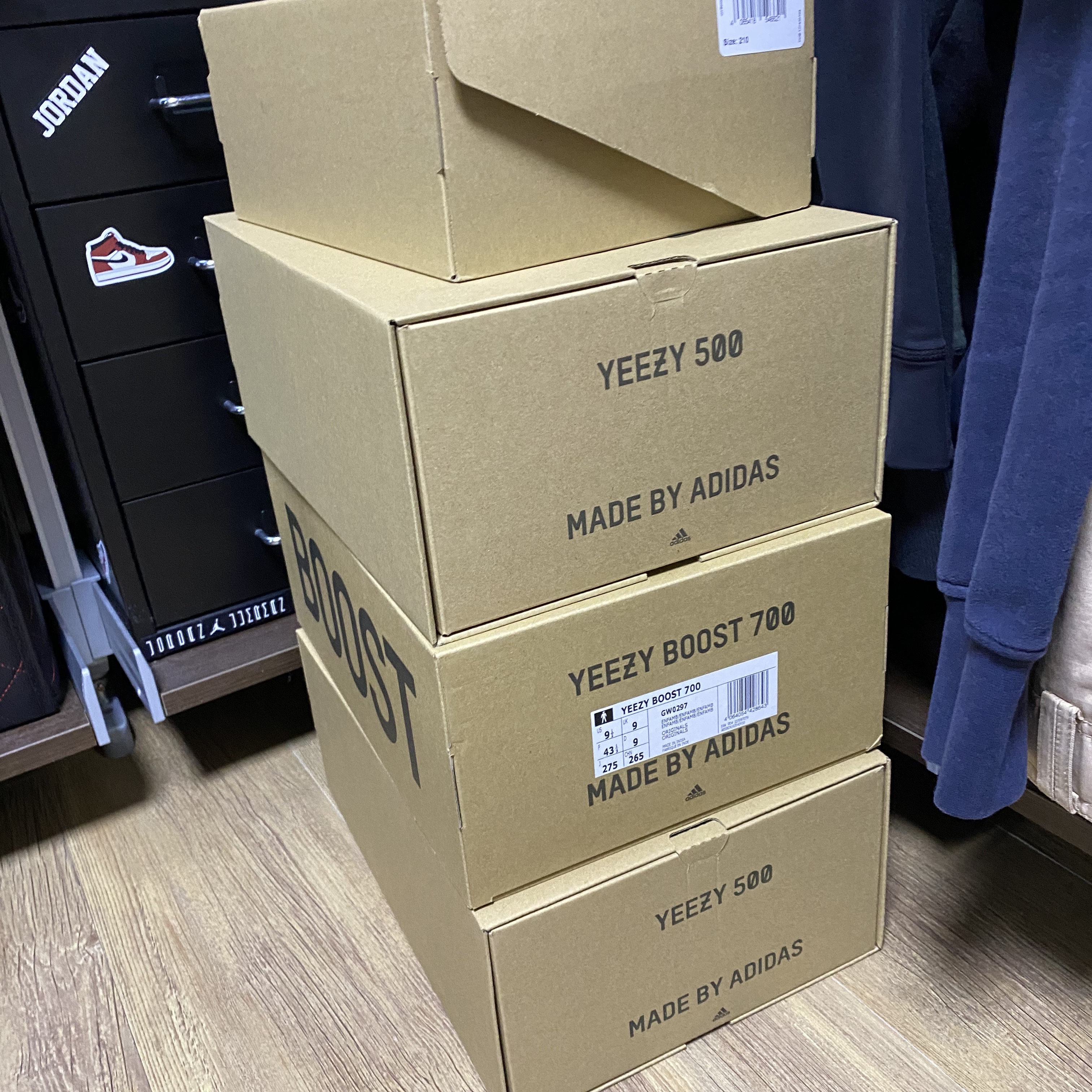 Adidas Yeezy Boost 700 Enflame Amber, Adidas Yeezy Foam RNNR Mineral Blue 착용 스타일 - 4
