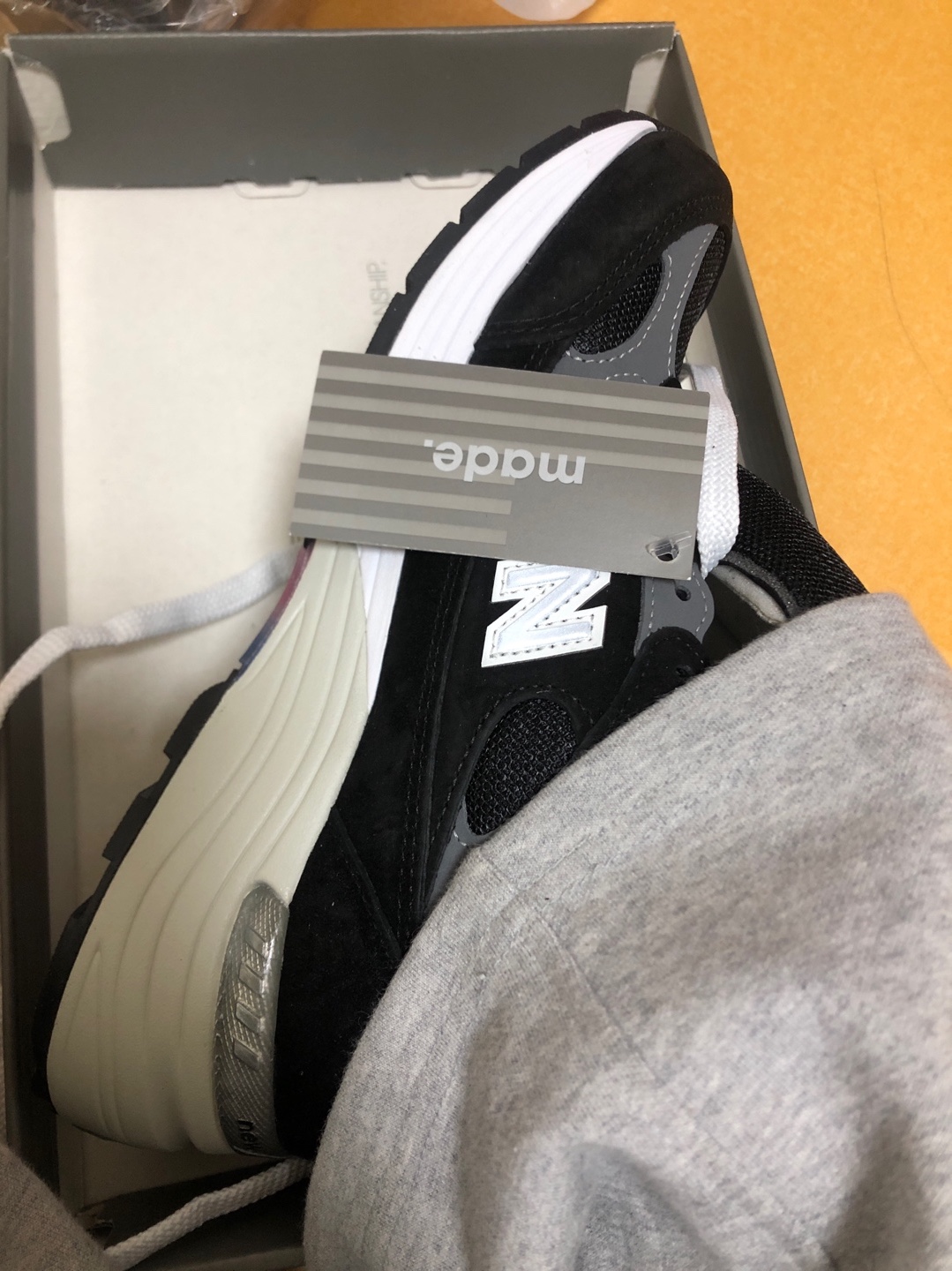 New Balance 992 Made in USA Black Grey 착용 스타일 - 2