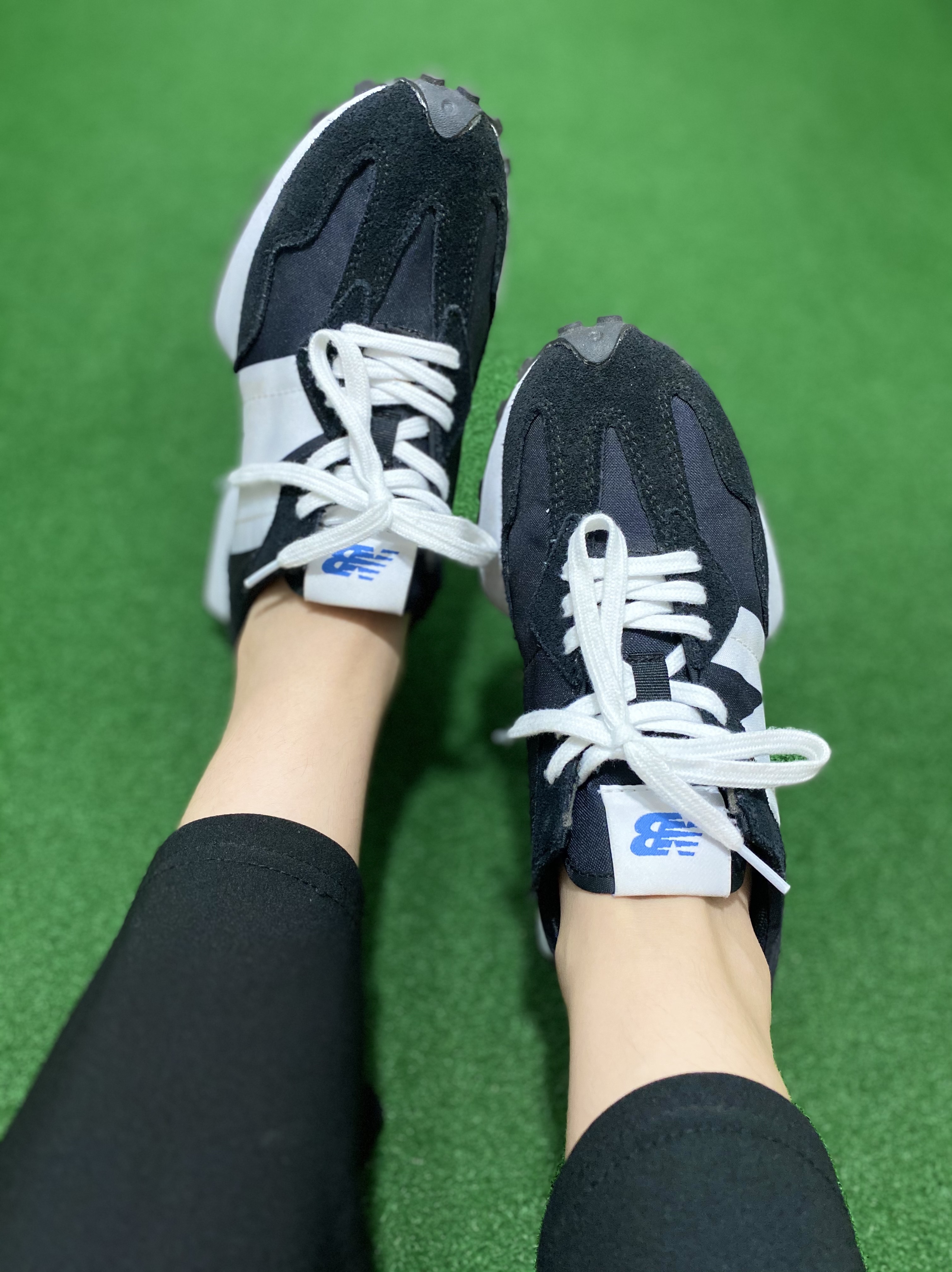New Balance 327 Black 착용 스타일 - 2