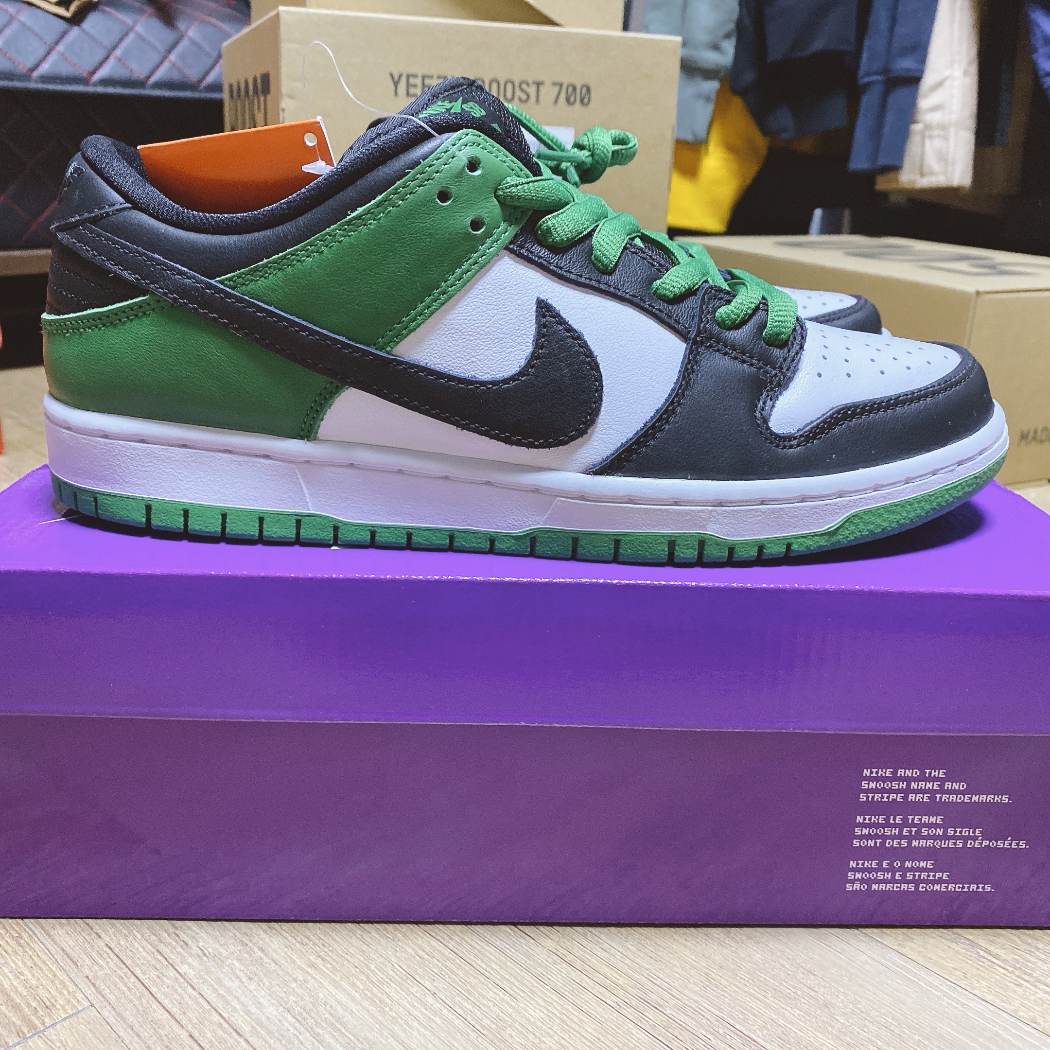 Nike SB Dunk Low Pro Black and Classic Green 착용 스타일 - 4