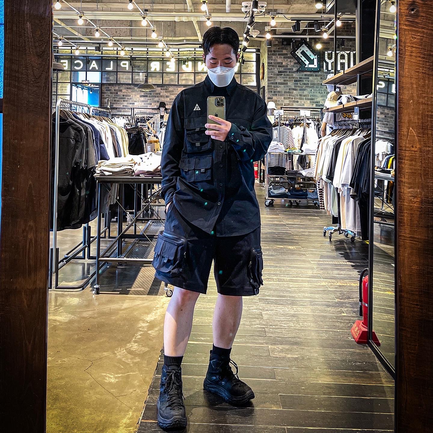 Nike ACG Devastation Trail Work Shirt Black - Asia, Nike ACG Cargo Shorts Black - Asia 착용 스타일 - 2