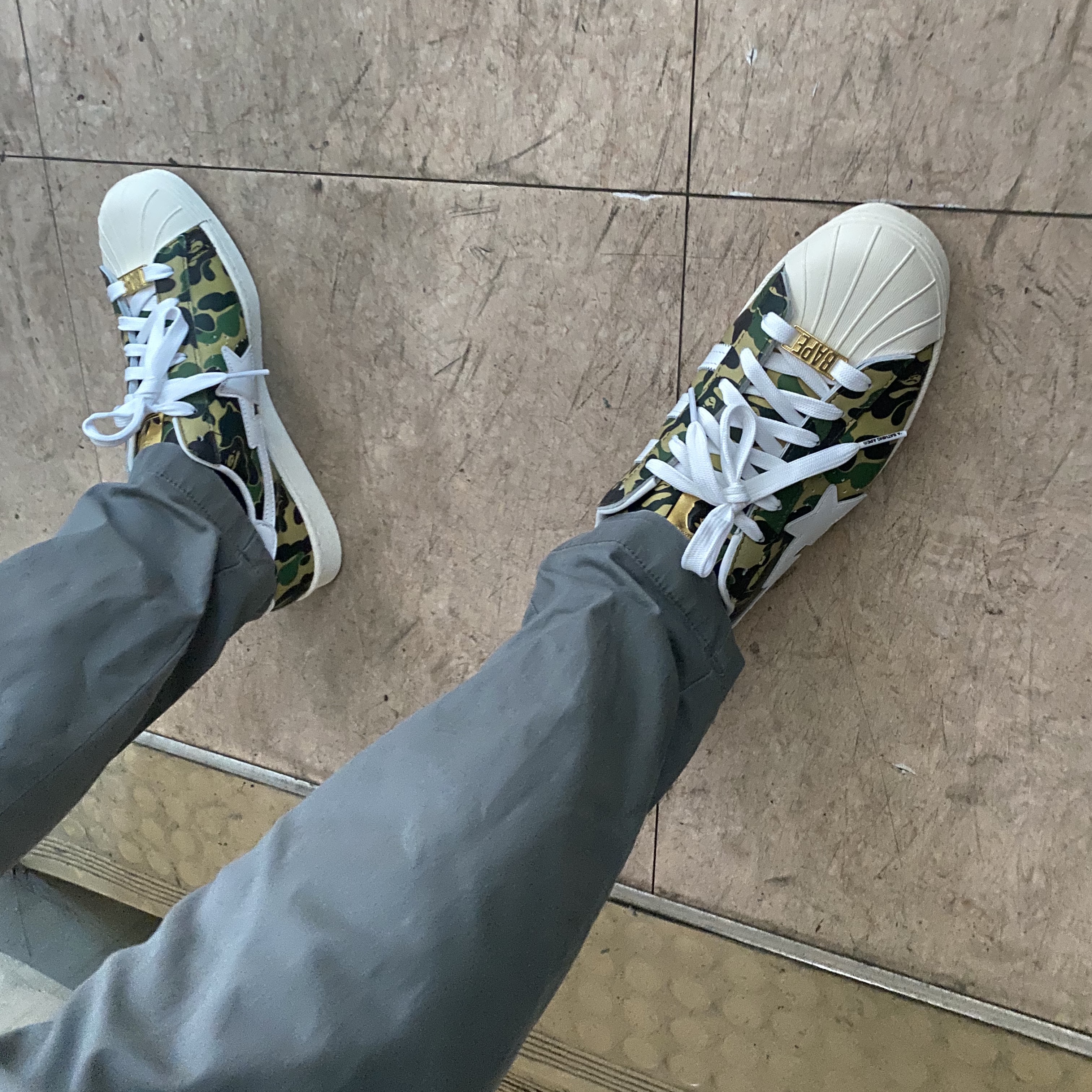 Adidas x BAPE Superstar 80s Green Camo 착용 스타일