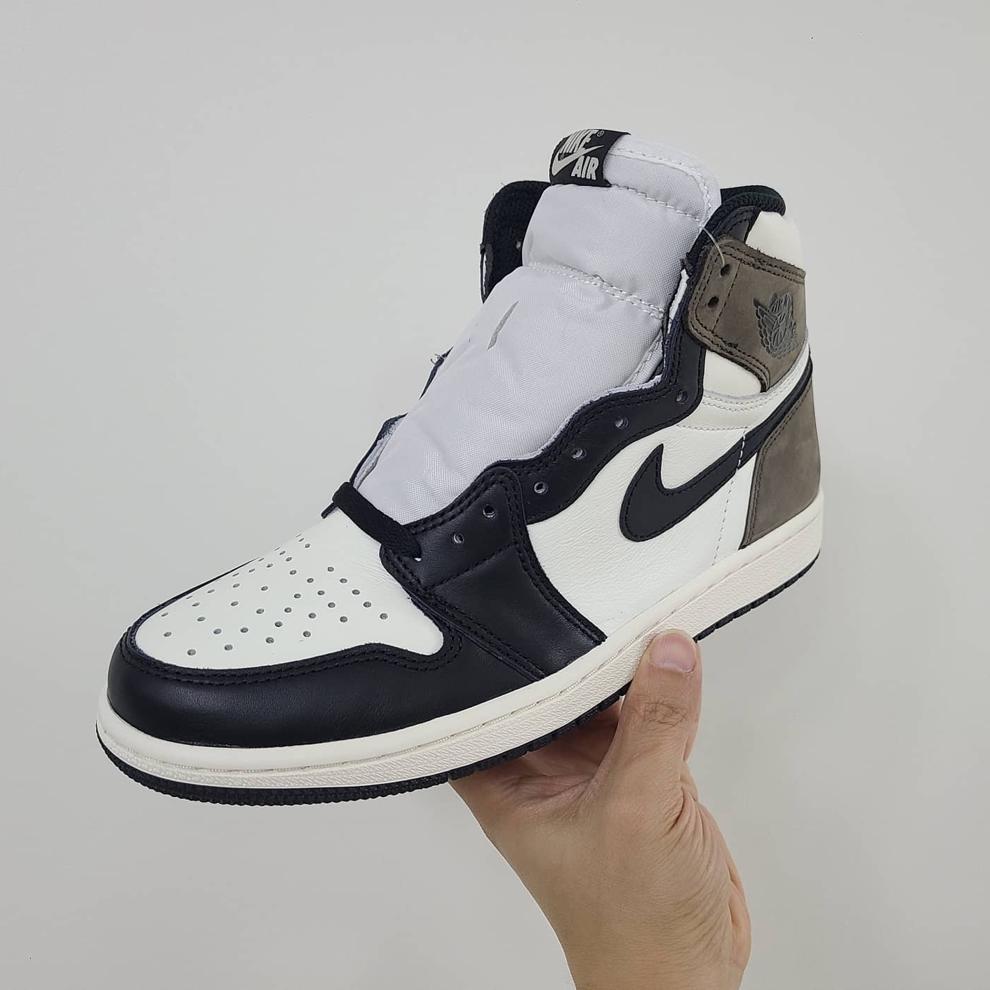 Jordan 1 Retro High OG Black Mocha 착용 스타일 - 1
