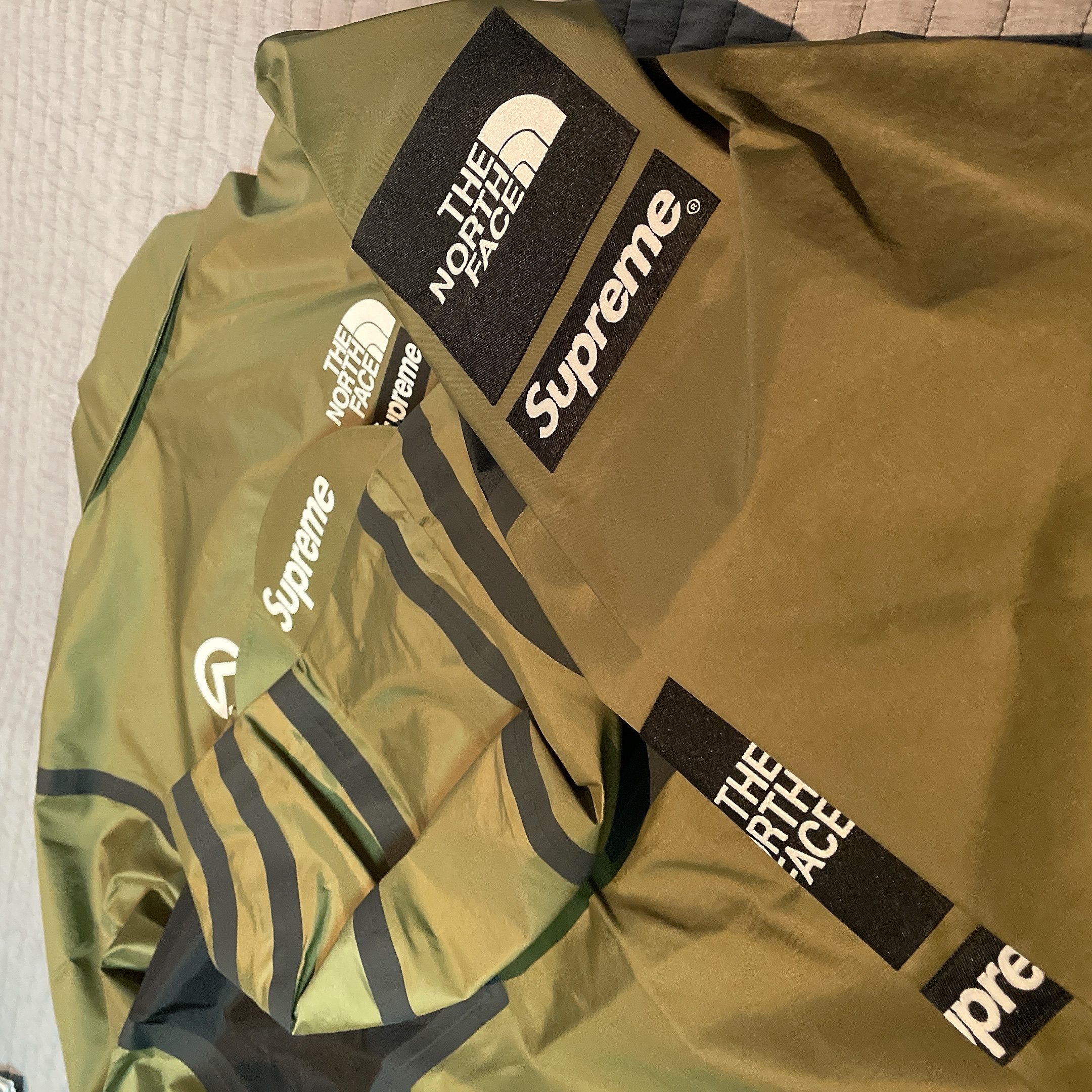 Supreme x The North Face Summit Series Outer Tape Seam Jacket Olive - 21SS, Supreme x The North Face Summit Series Outer Tape Seam Coaches Jacket Olive - 21SS 착용 스타일