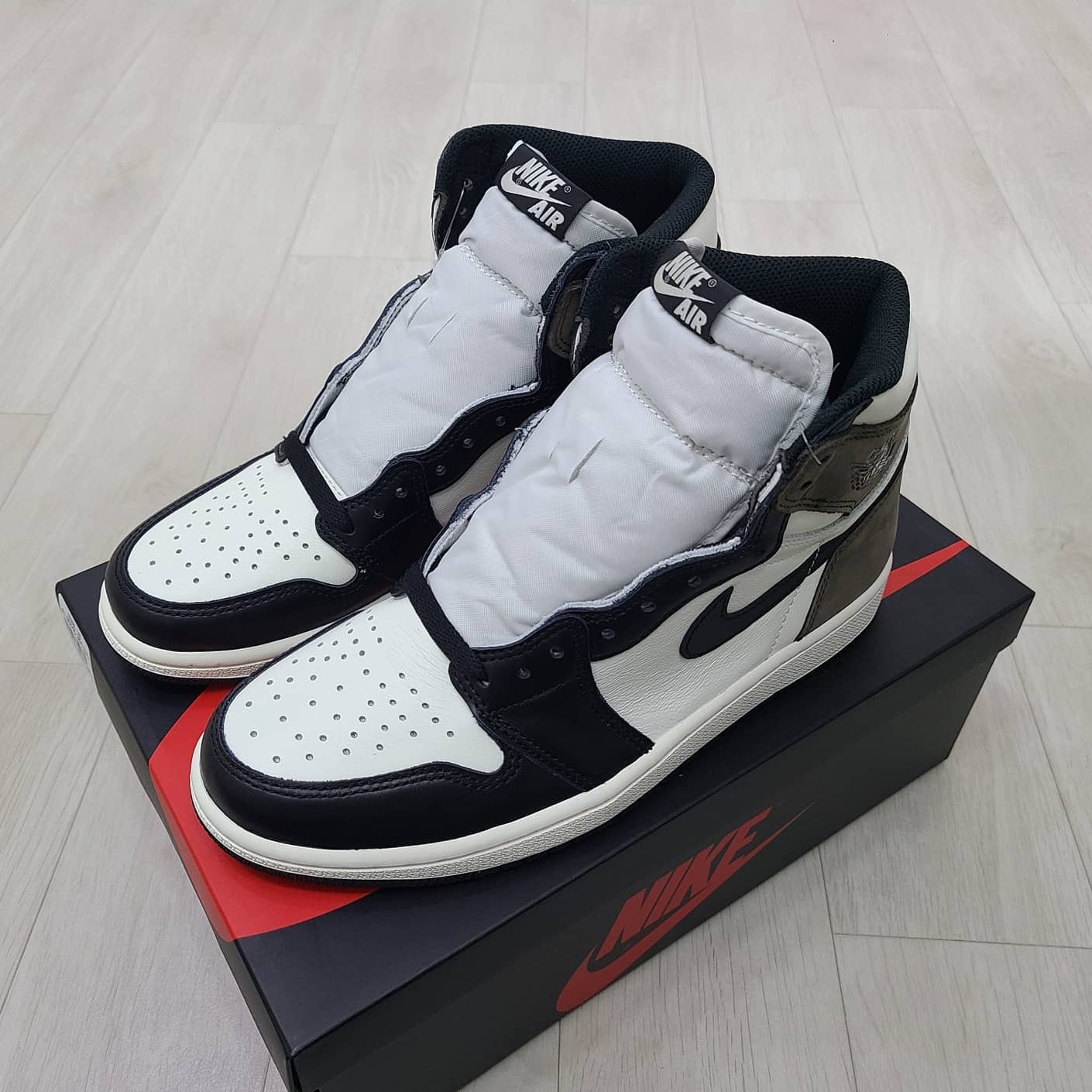 Jordan 1 Retro High OG Black Mocha 착용 스타일 - 2