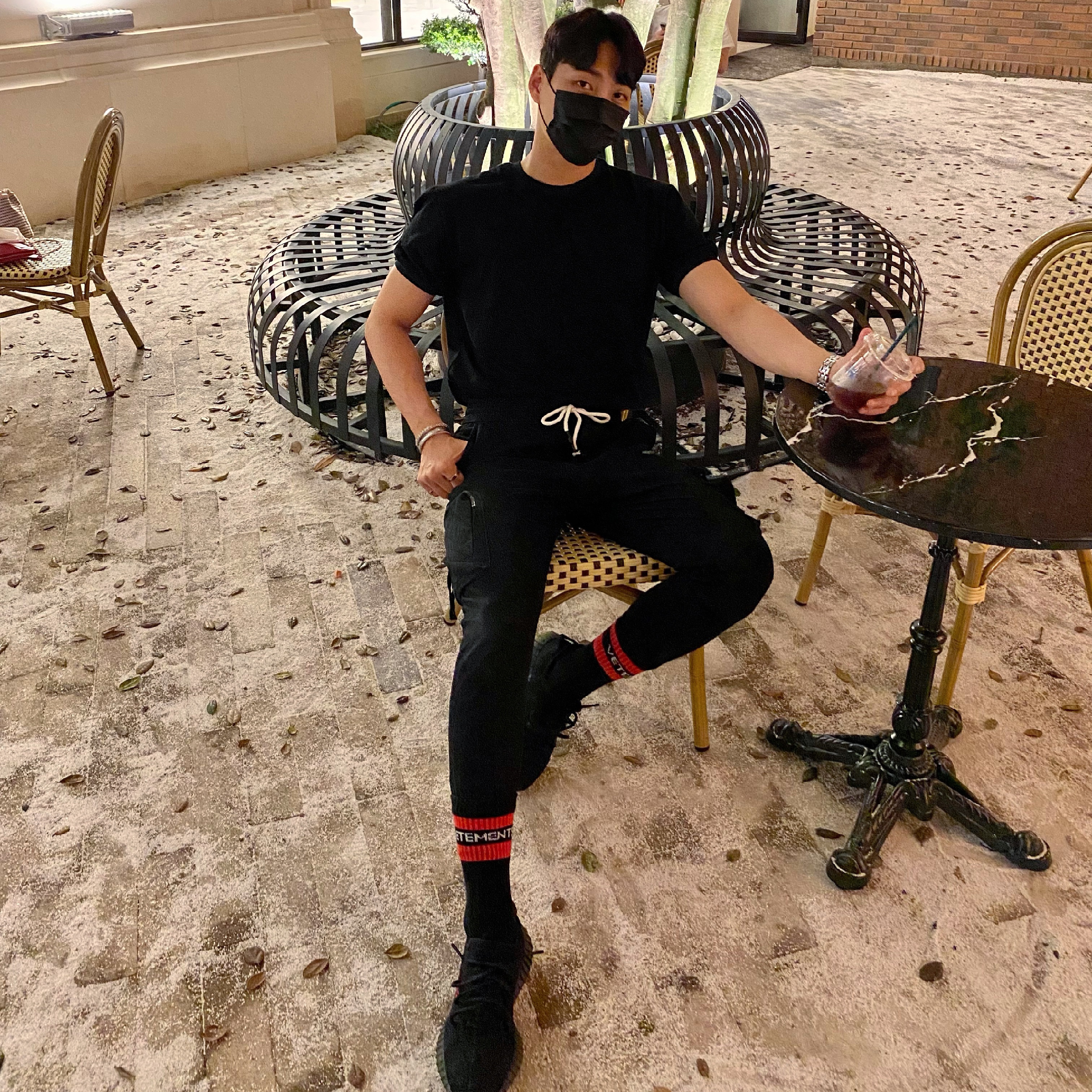 Adidas Yeezy Boost 350 V2 Black Red 2020 착용 스타일