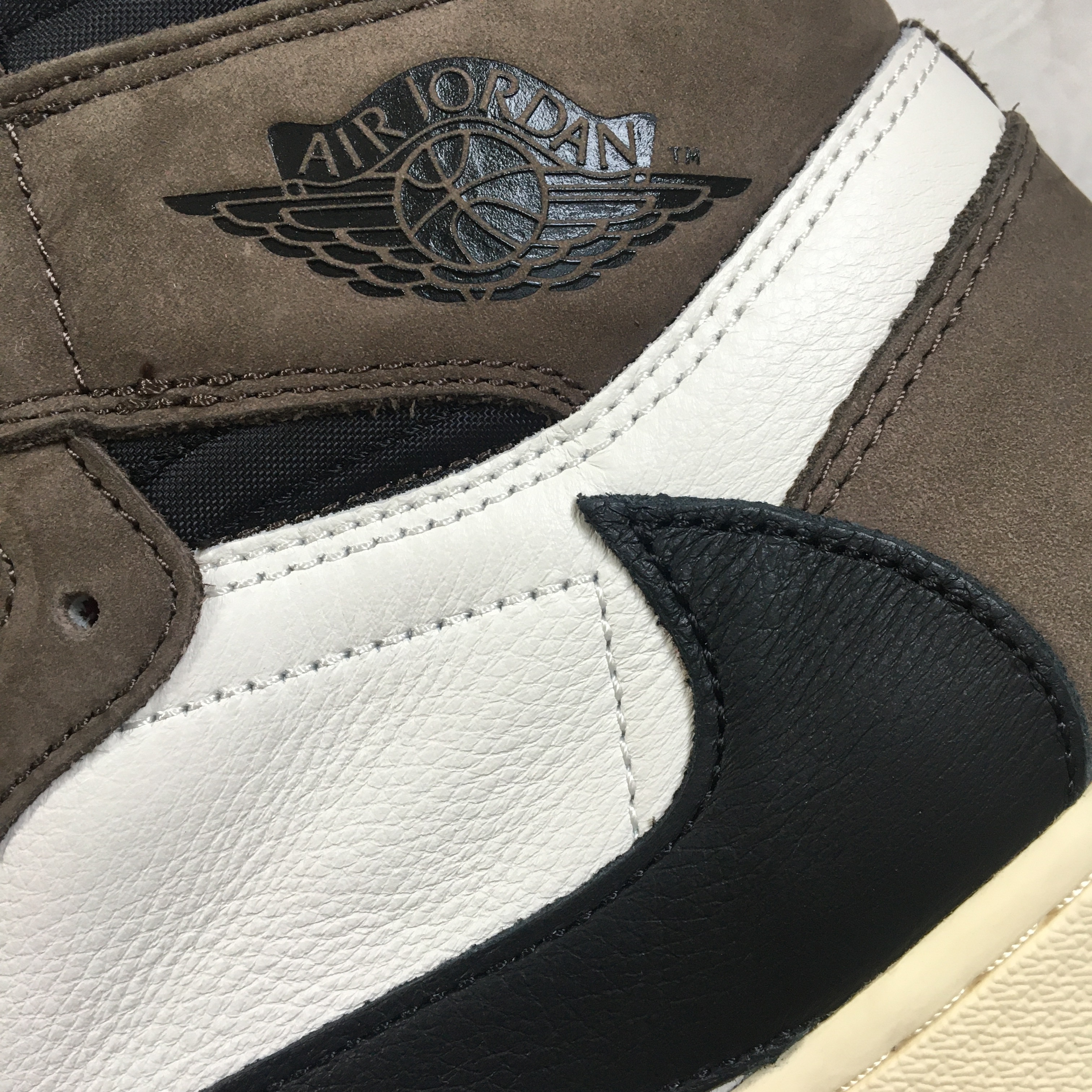 Jordan 1 x Travis Scott Retro High OG SP Mocha 착용 스타일 - 4