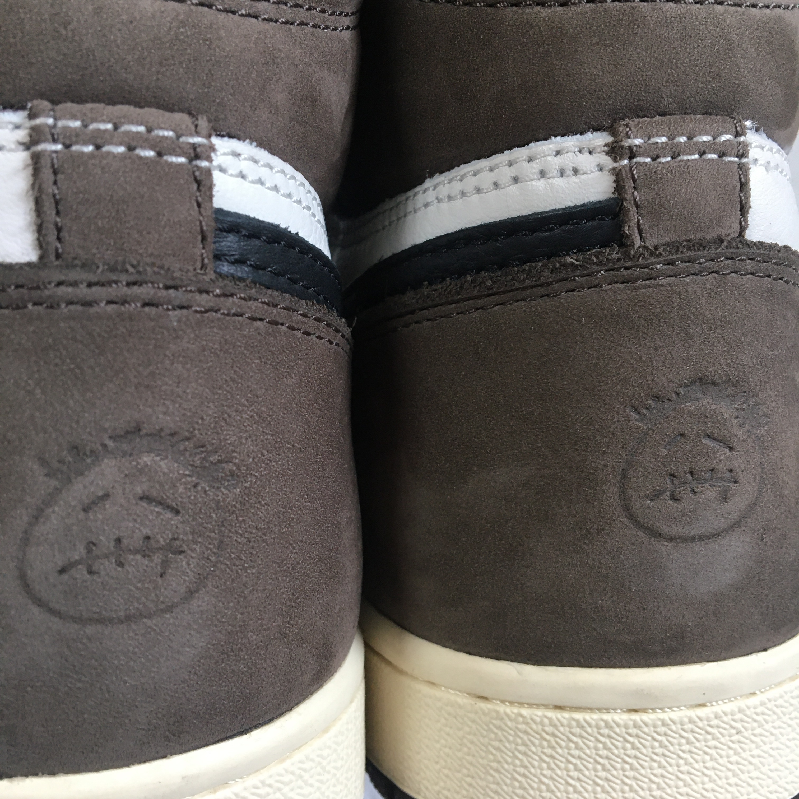 Jordan 1 x Travis Scott Retro High OG SP Mocha 착용 스타일 - 3