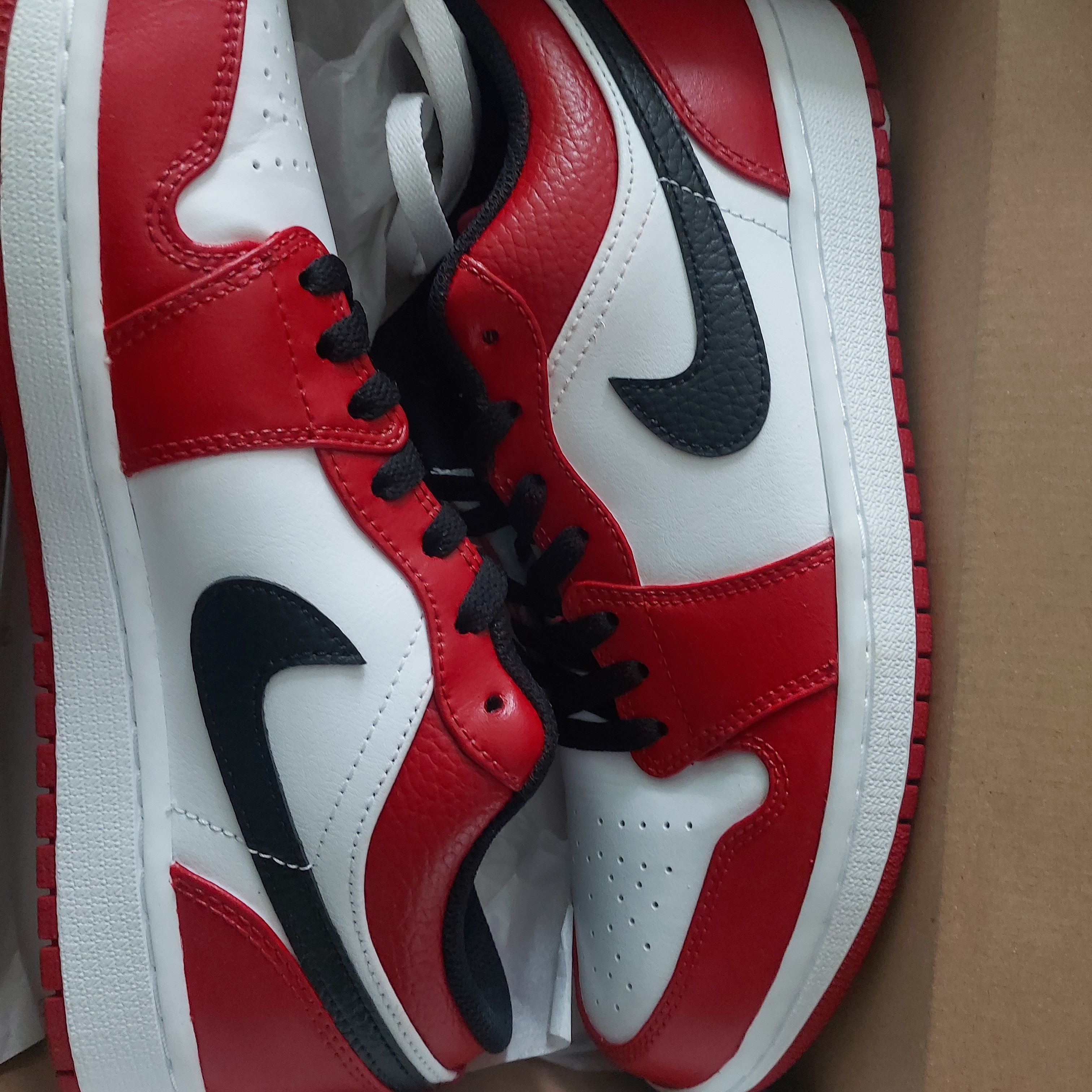 Jordan 1 Low White Red Black 착용 스타일 - 2