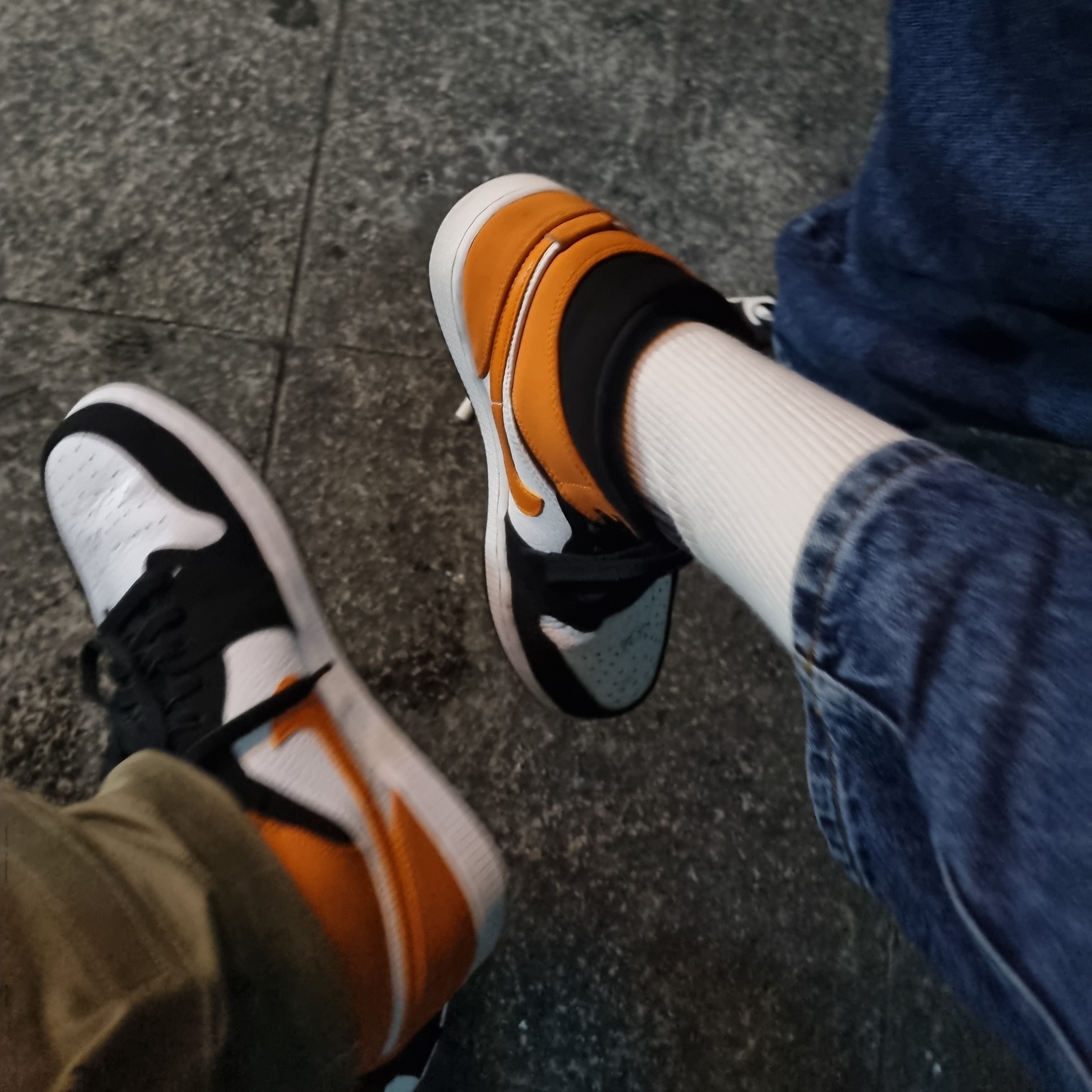 Jordan 1 Mid Shattered Backboard 착용 스타일