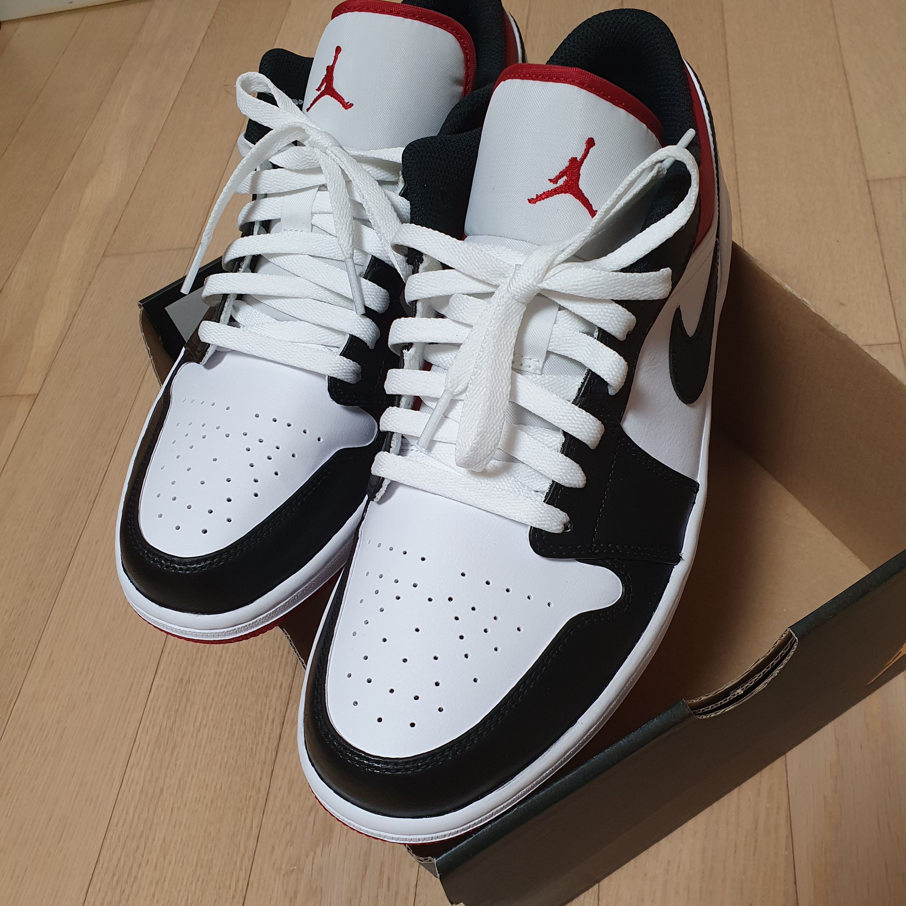 Jordan 1 Low White Red Black 착용 스타일 - 4