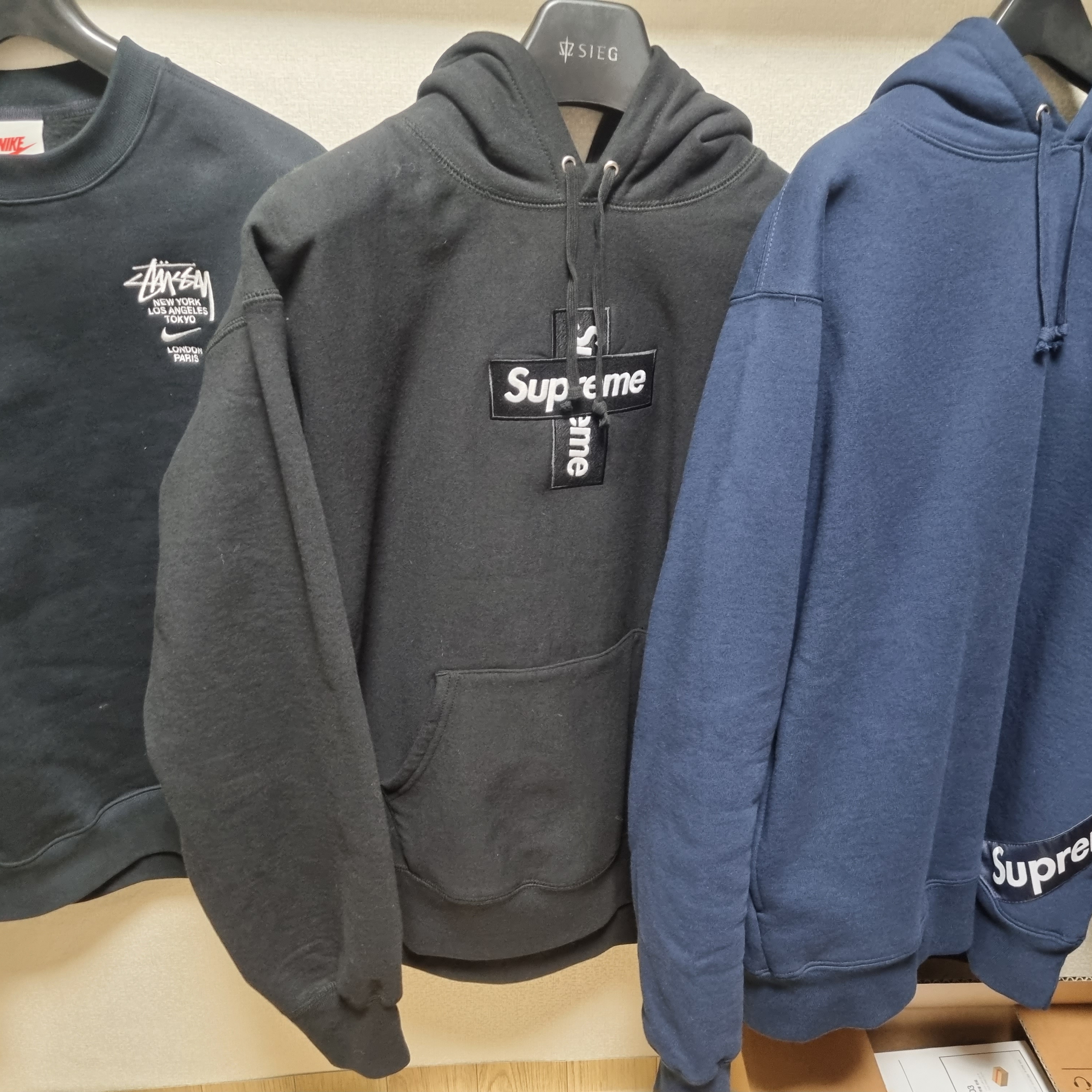 Supreme Cross Box Logo Hooded Sweatshirt Black - 20FW, Nike x Stussy NRG ZR Fleece Crewneck Black - Asia 착용 스타일