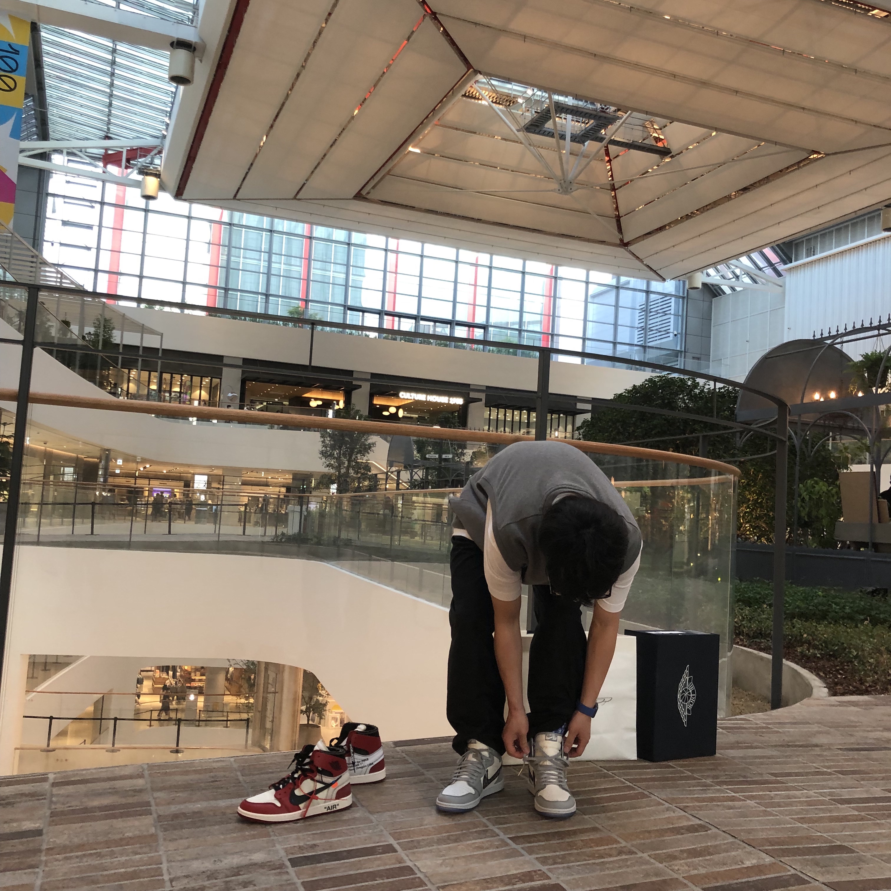 Jordan 1 x Dior High OG, Jordan 1 x Off-White Retro High Chicago The Ten 착용 스타일 - 2
