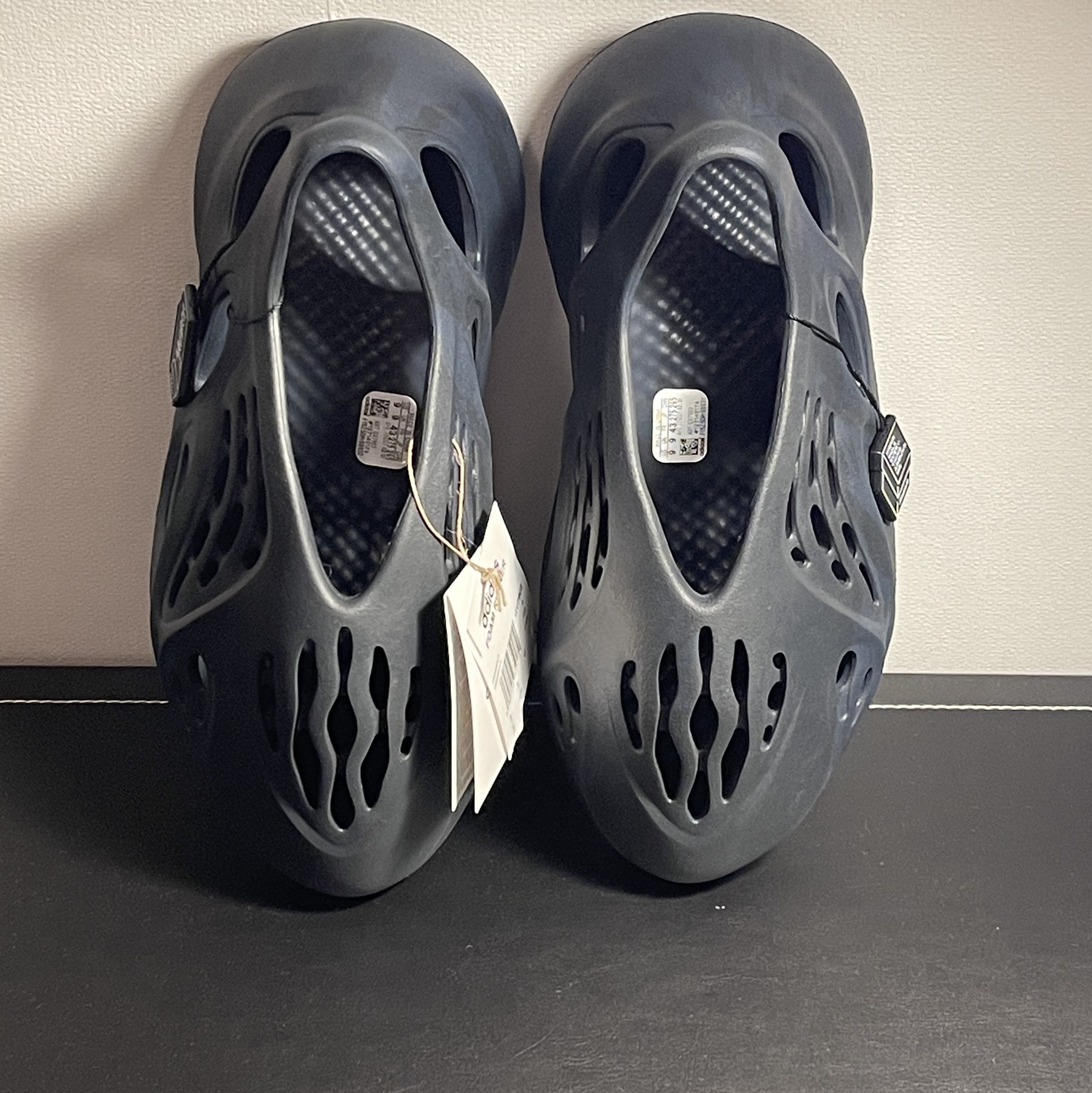 Adidas Yeezy Foam RNNR Mineral Blue 착용 스타일 - 2