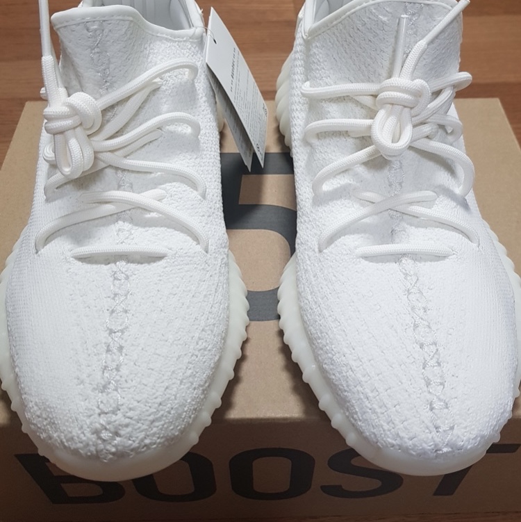 Adidas Yeezy Boost 350 V2 Cream/Triple White 착용 스타일