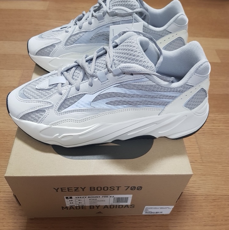 Adidas Yeezy Boost 700 V2 Static 2018 착용 스타일