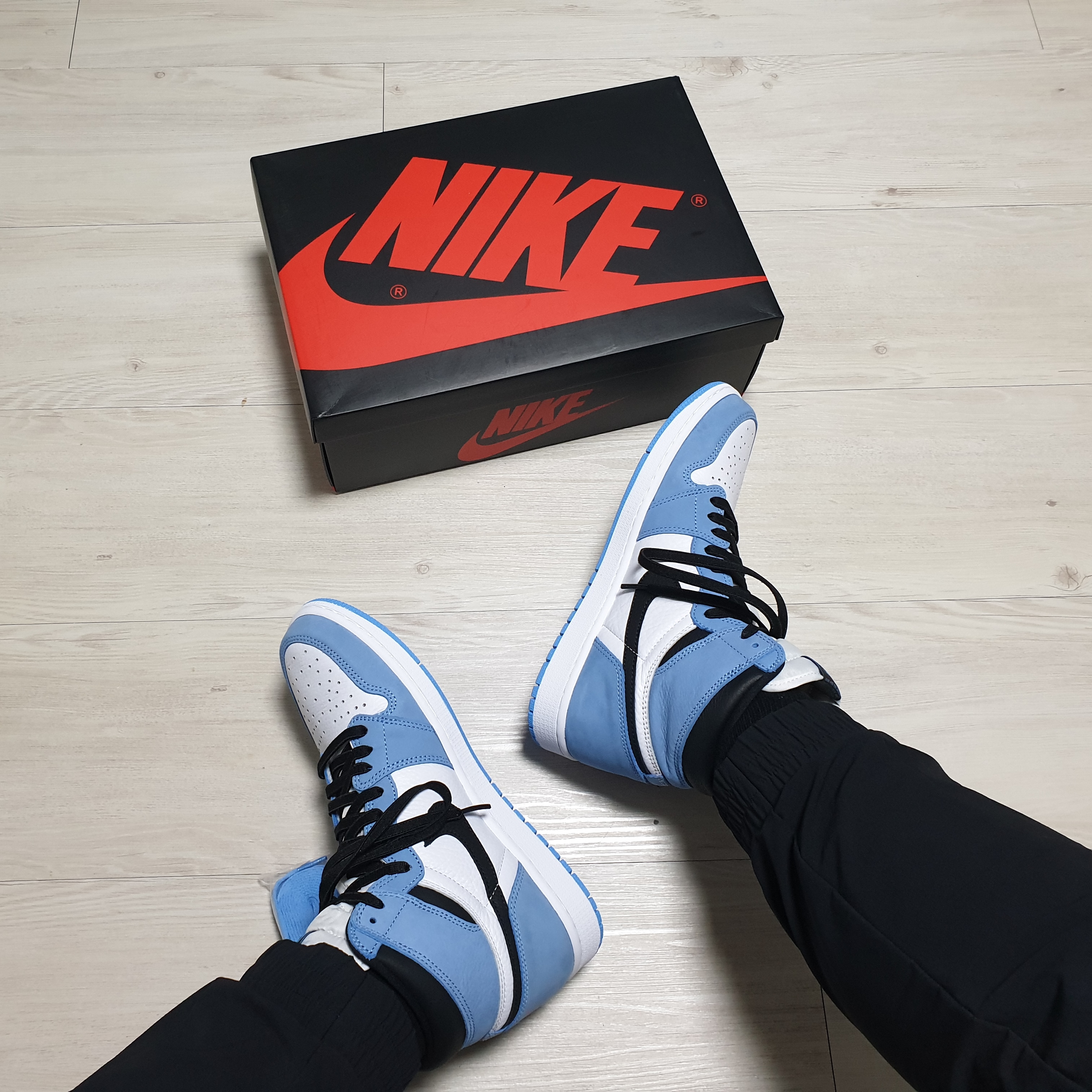Jordan 1 Retro High OG University Blue 착용 스타일 - 2
