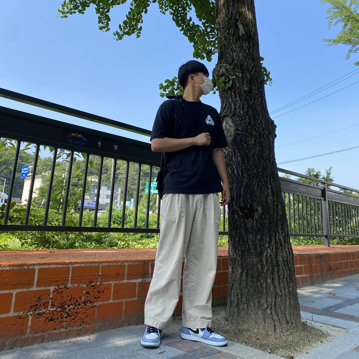Jordan 1 Retro High OG University Blue, Palace Tri-To-Help T-Shirt Baby Blue - 20FW 착용 스타일