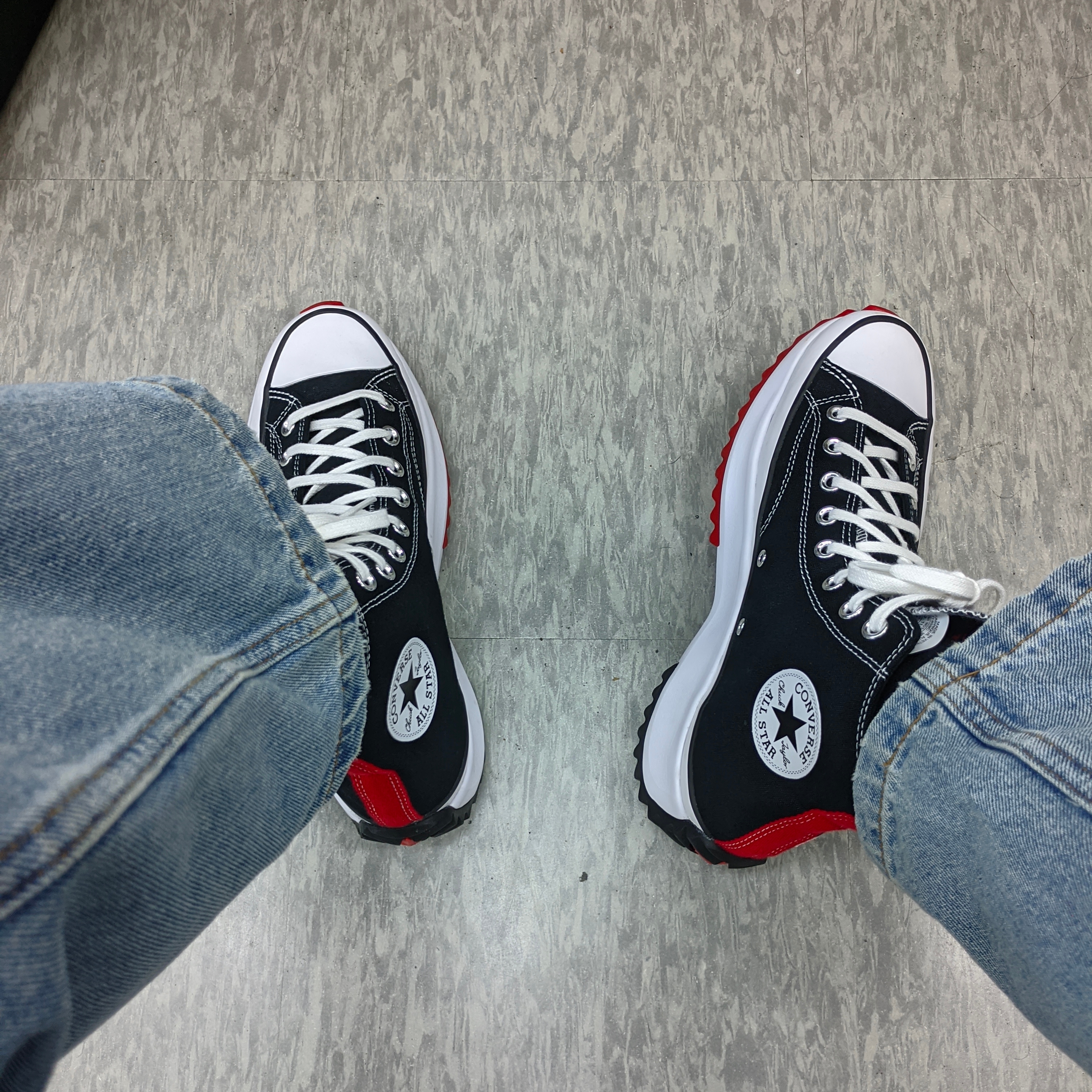 Converse x Keith Haring Run Star Hike Hi Black Red 착용 스타일 - 2