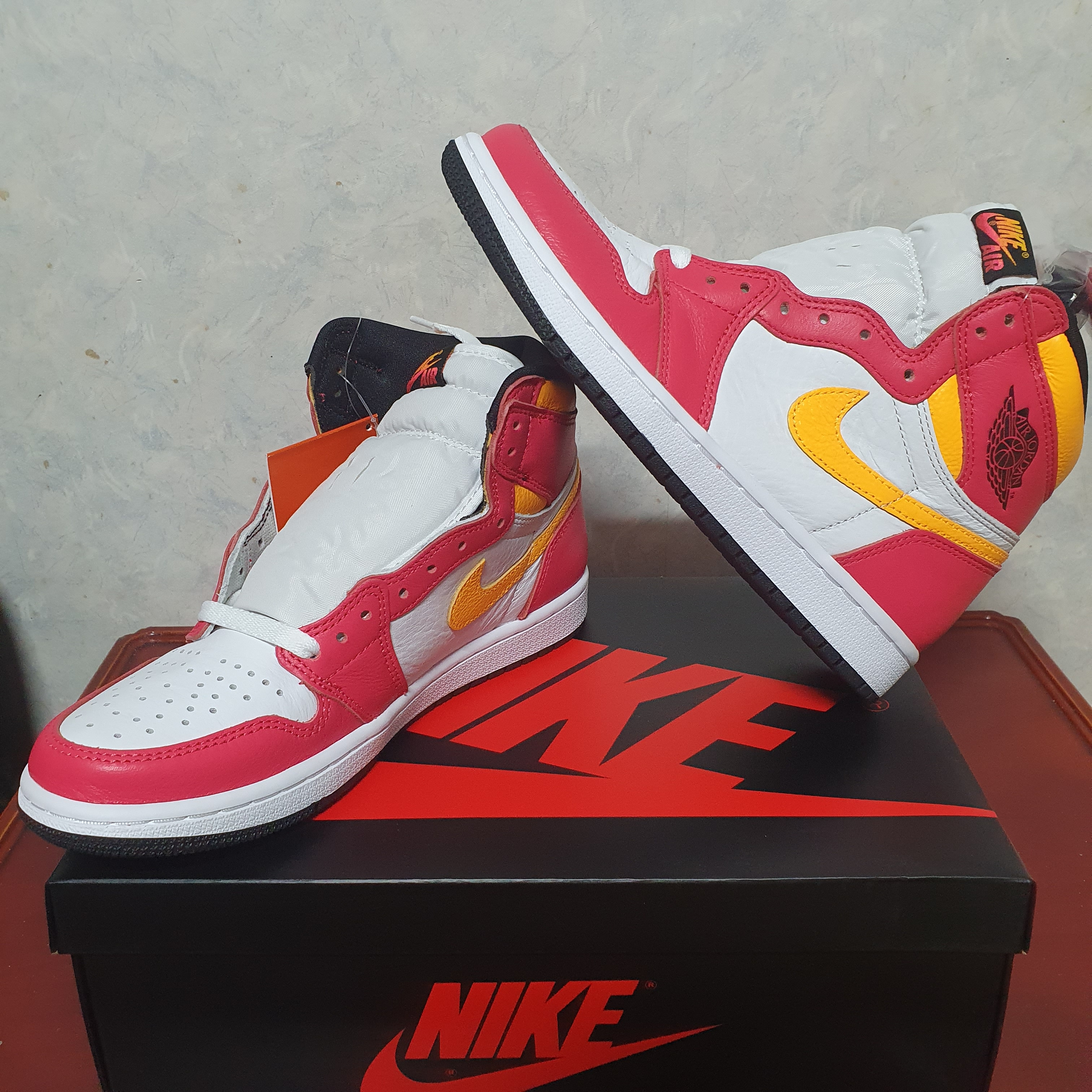 Jordan 1 Retro High OG Light Fusion Red 착용 스타일 - 2