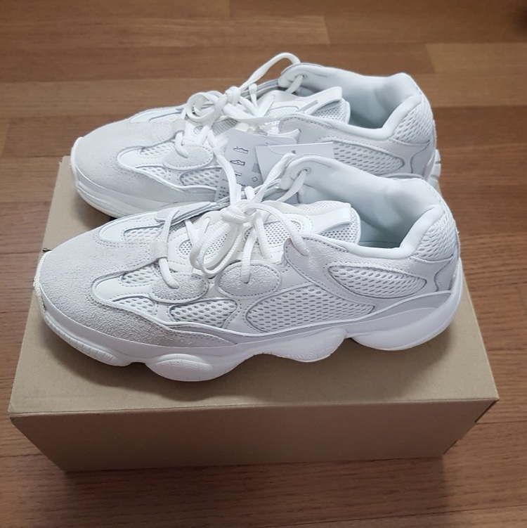 Adidas Yeezy 500 Bone White 착용 스타일