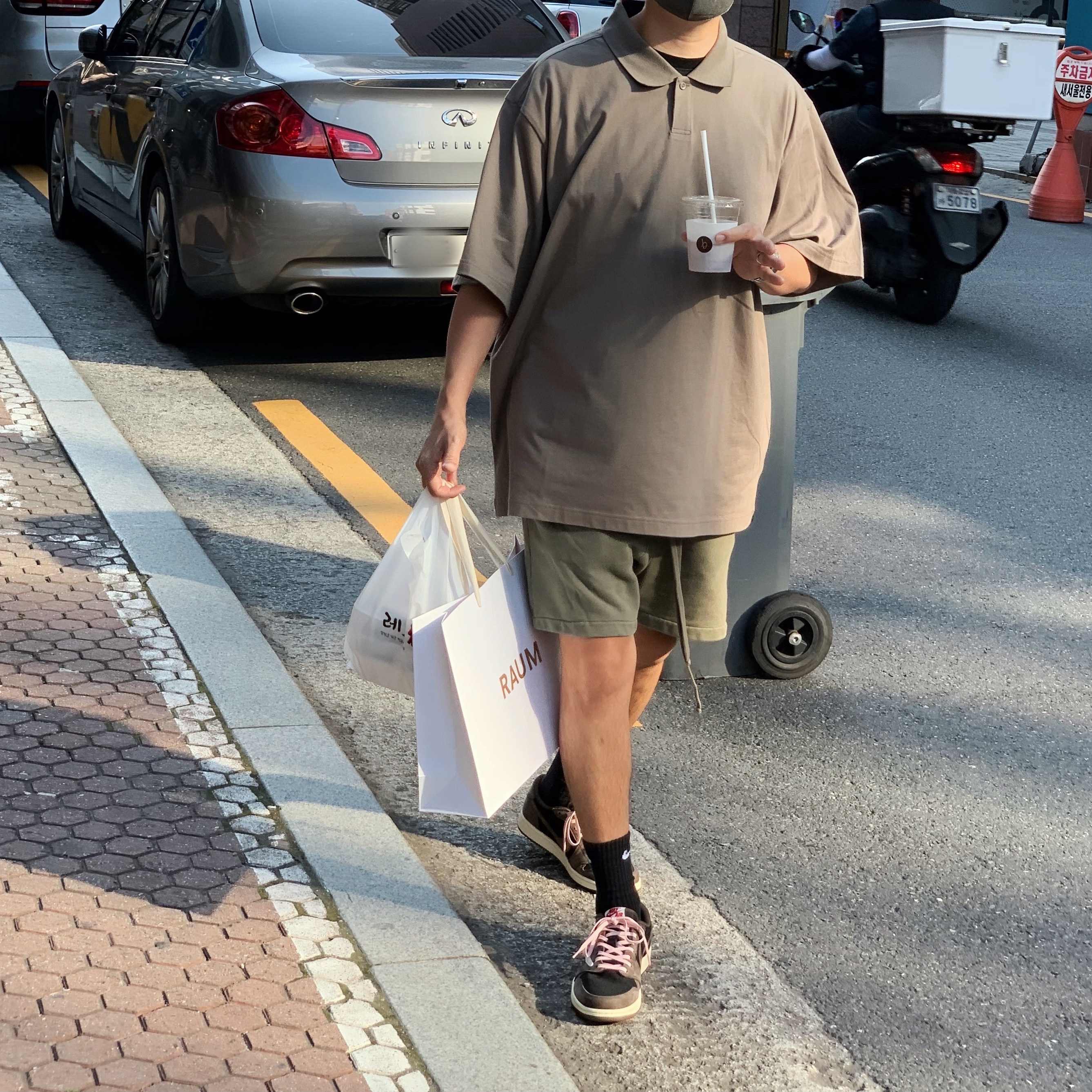Essentials Short Sleeve Polo Taupe - 21SS, Jordan 1 x Travis Scott Retro Low OG SP Mocha 착용 스타일 - 2