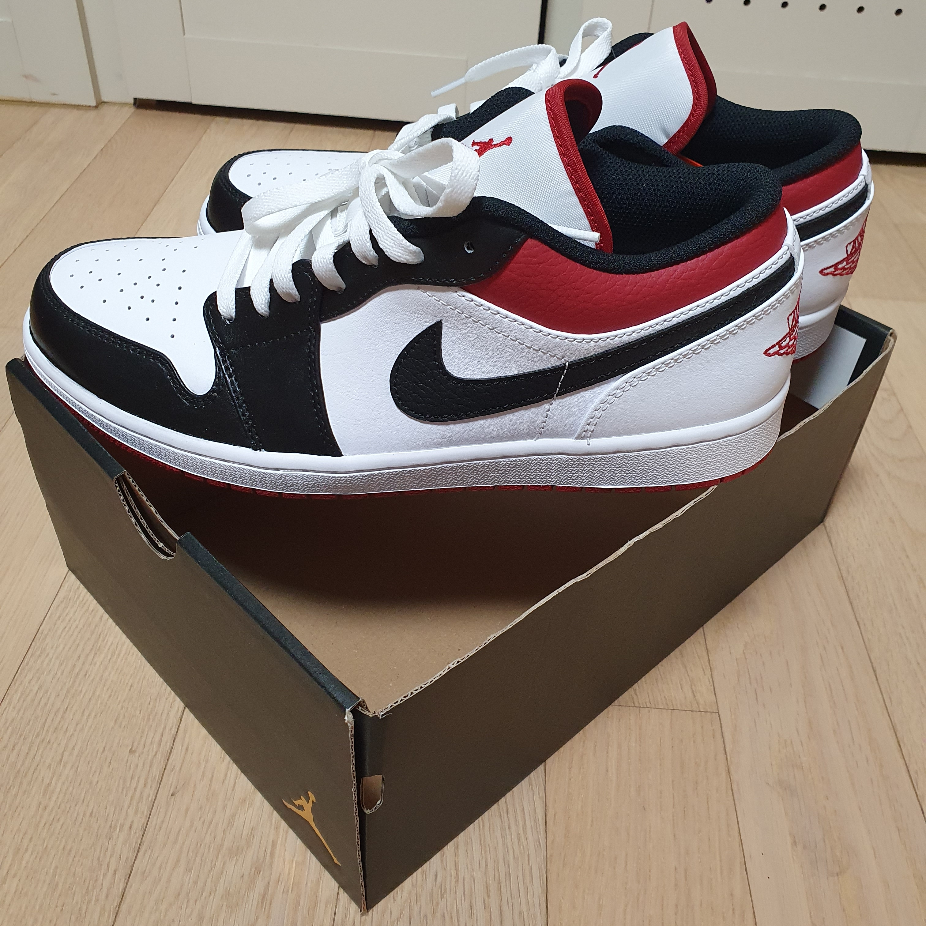 Jordan 1 Low White Red Black 착용 스타일 - 3