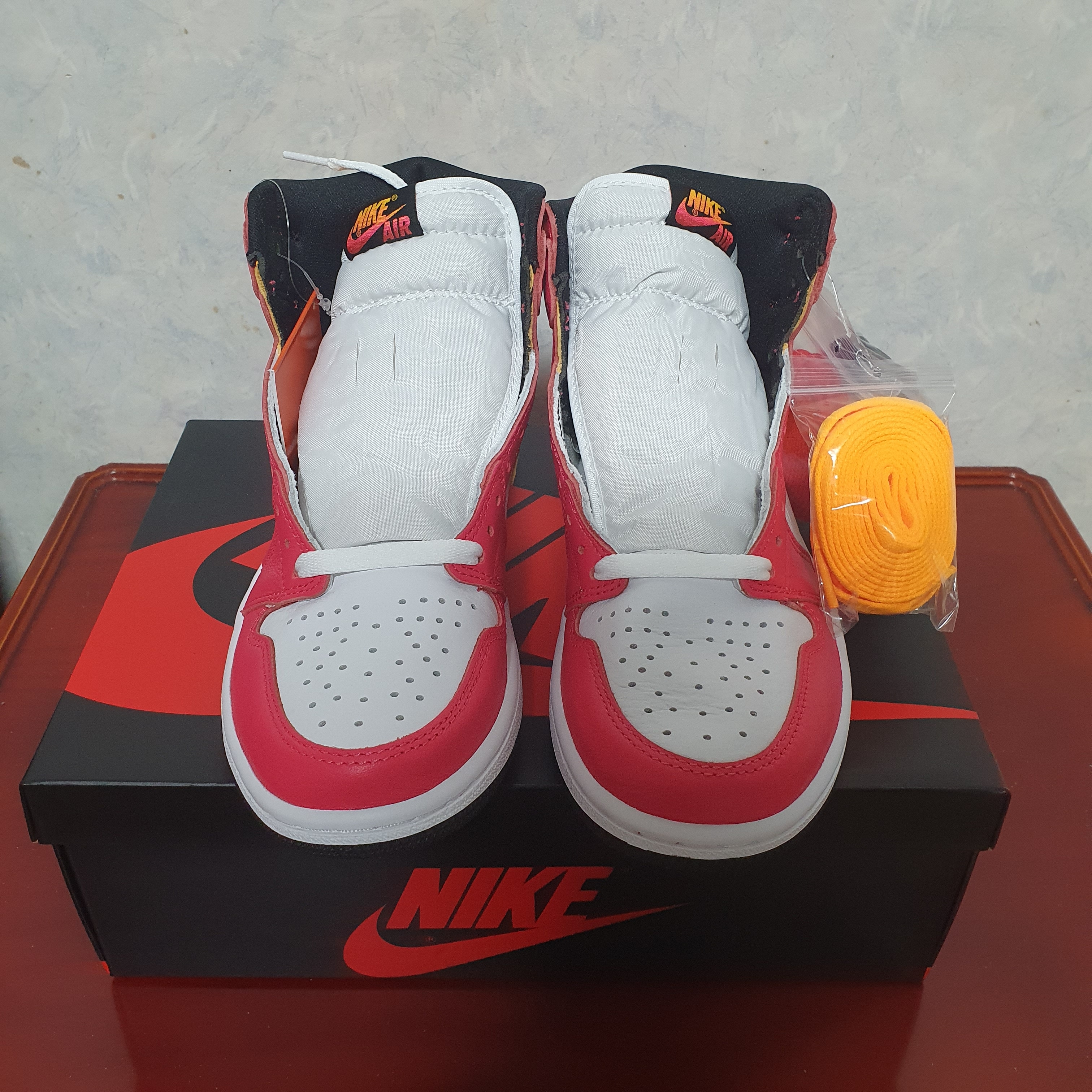 Jordan 1 Retro High OG Light Fusion Red 착용 스타일 - 3