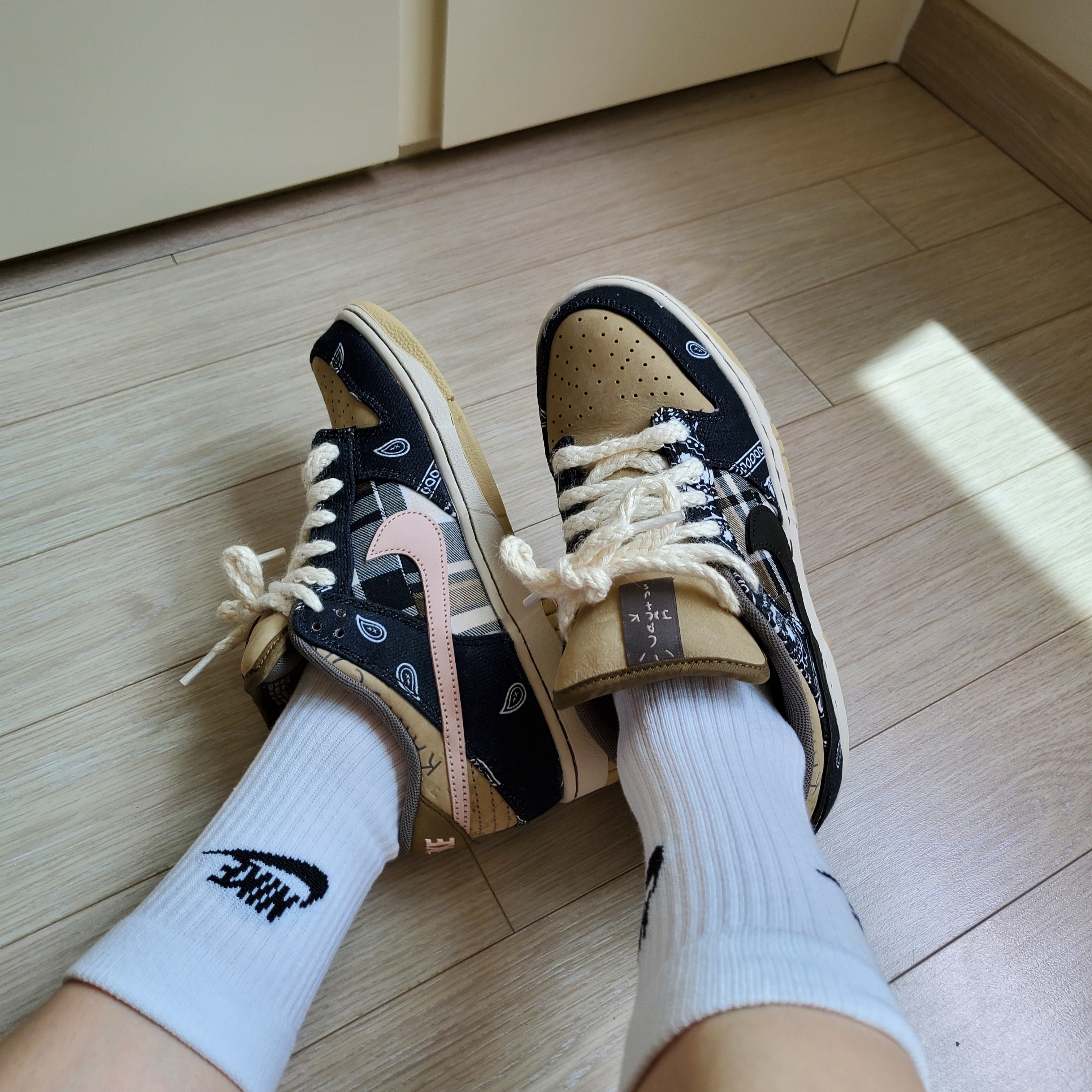 Nike x Travis Scott SB Dunk Low 착용 스타일