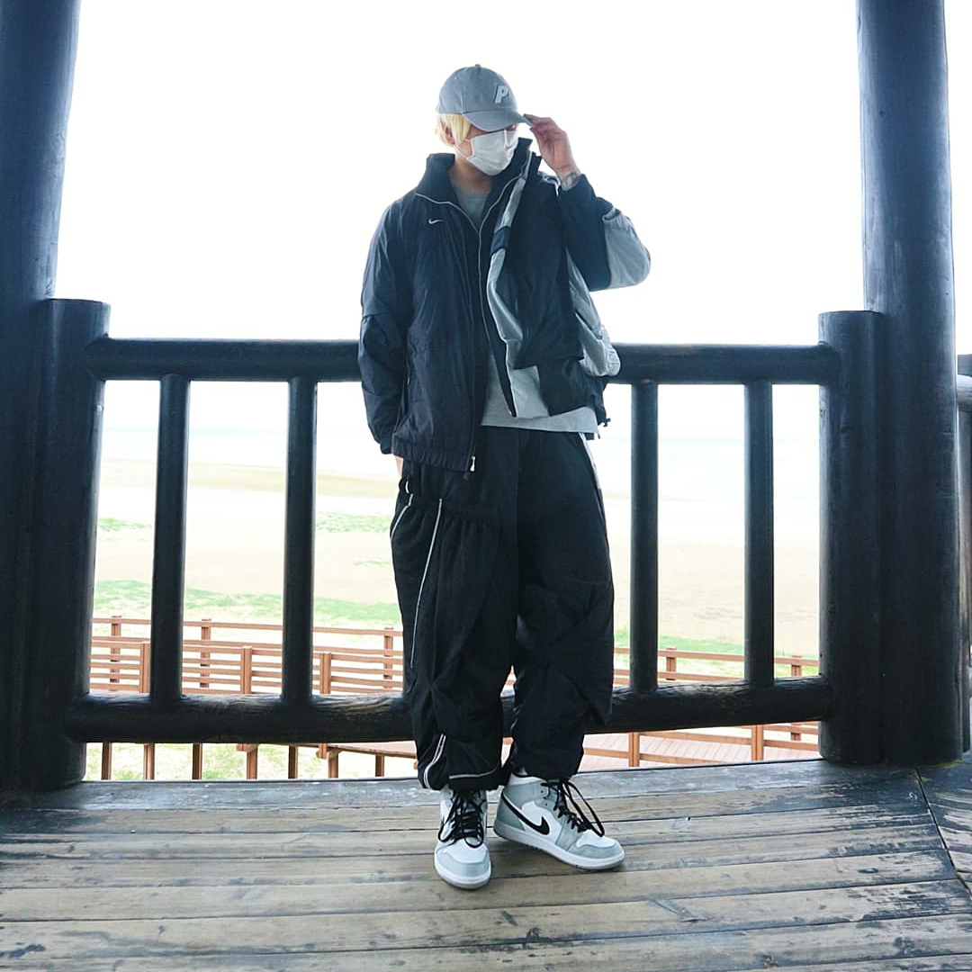 Jordan 1 Mid Light Smoke Grey, Nike M NRG DH Jacket Black 착용 스타일 - 2