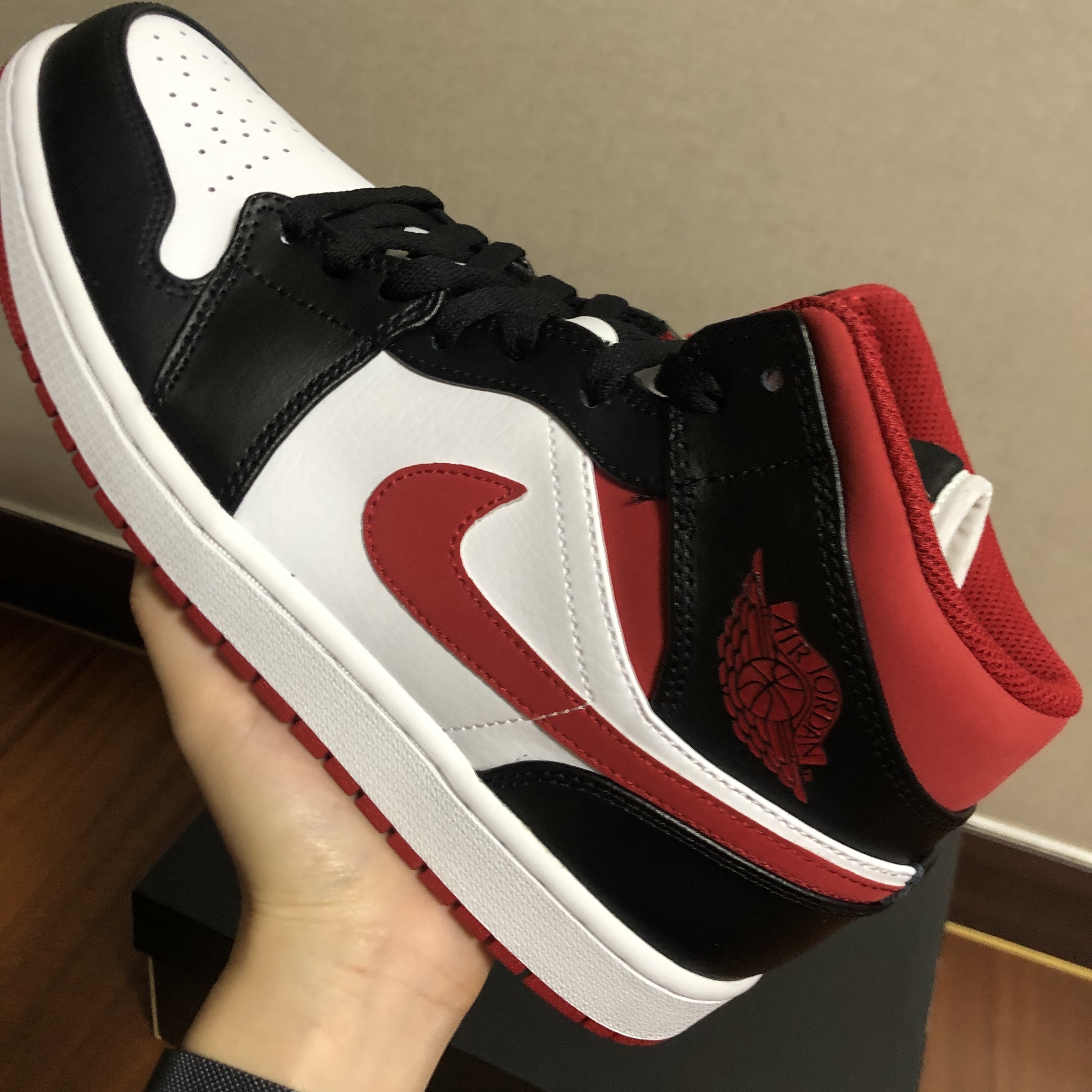 Jordan 1 Mid Gym Red Black White 착용 스타일 - 2