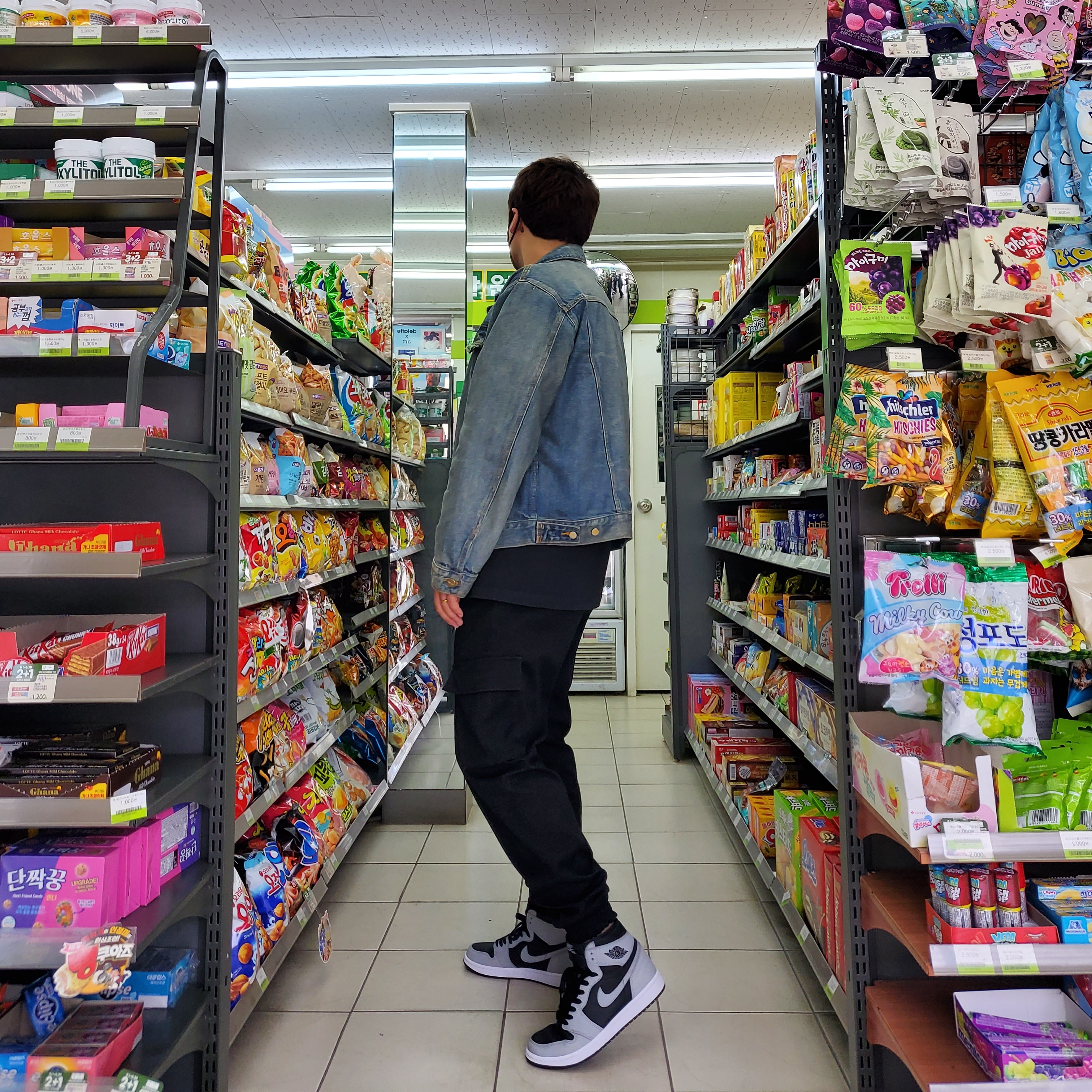 Essentials Denim Trucker Jacket Distressed Indigo - 20FW, Palace P3 Team T-Shirt Black - 20FW 착용 스타일 - 2