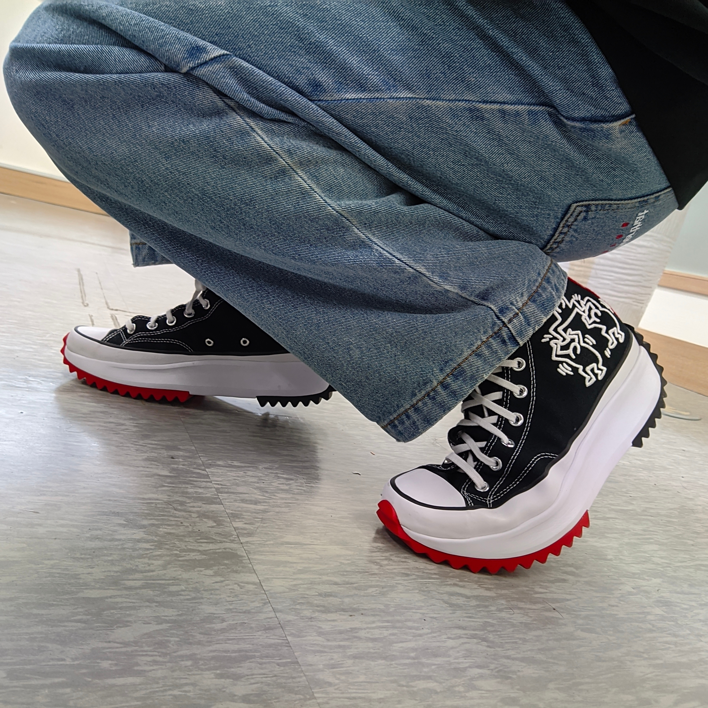 Converse x Keith Haring Run Star Hike Hi Black Red 착용 스타일 - 1