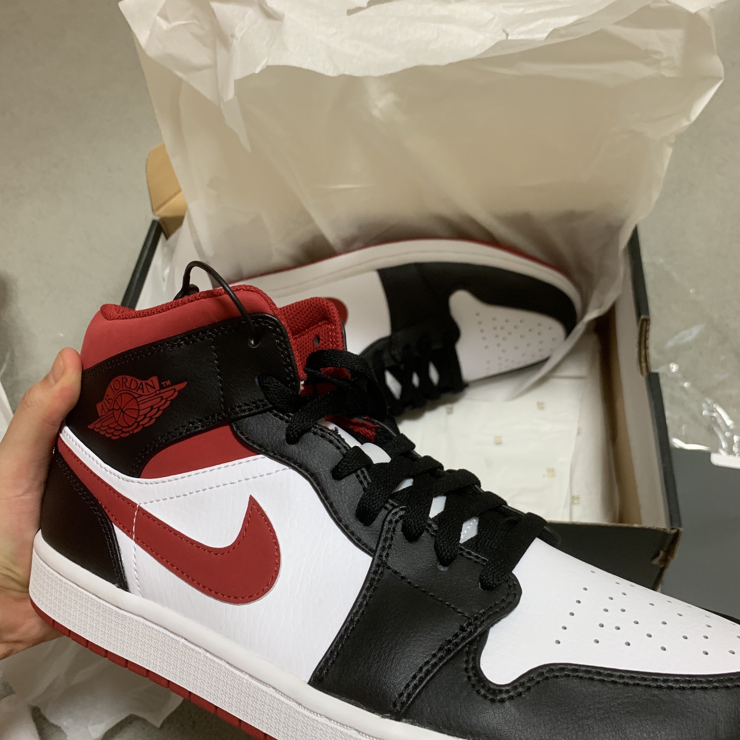 Jordan 1 Mid Gym Red Black White 착용 스타일