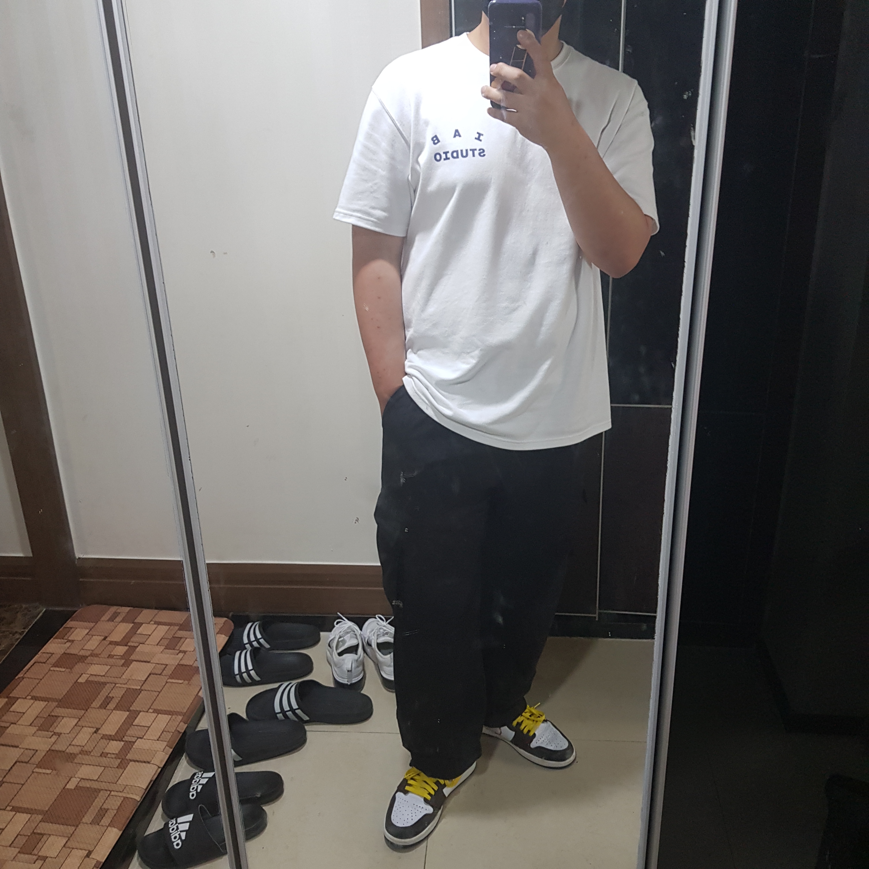 IAB Studio T-Shirt White, Jordan 1 Retro High Defiant White Black Gym Red 착용 스타일