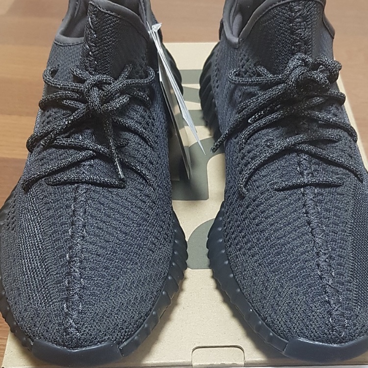 Adidas Yeezy Boost 350 V2 Black - Non-Reflective 착용 스타일