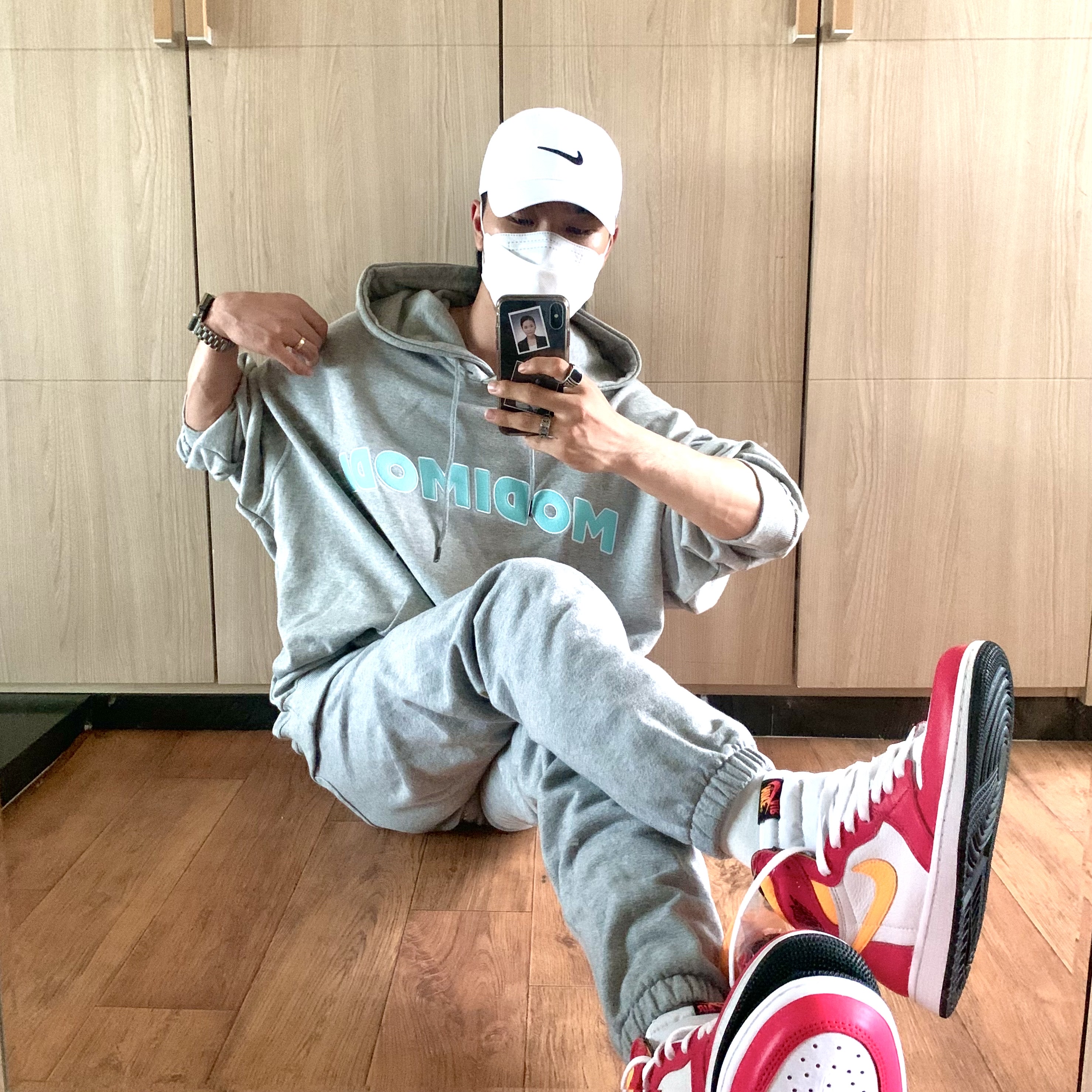 Jordan 1 Retro High OG Light Fusion Red 착용 스타일 - 2