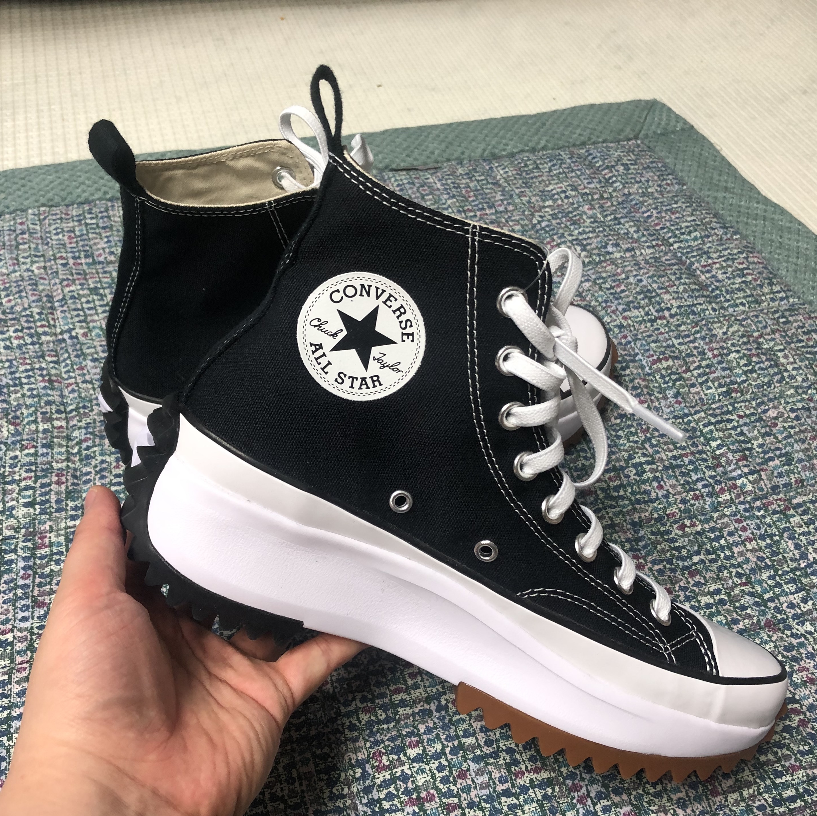 Converse Run Star Hike Hi Black White Gum 착용 스타일
