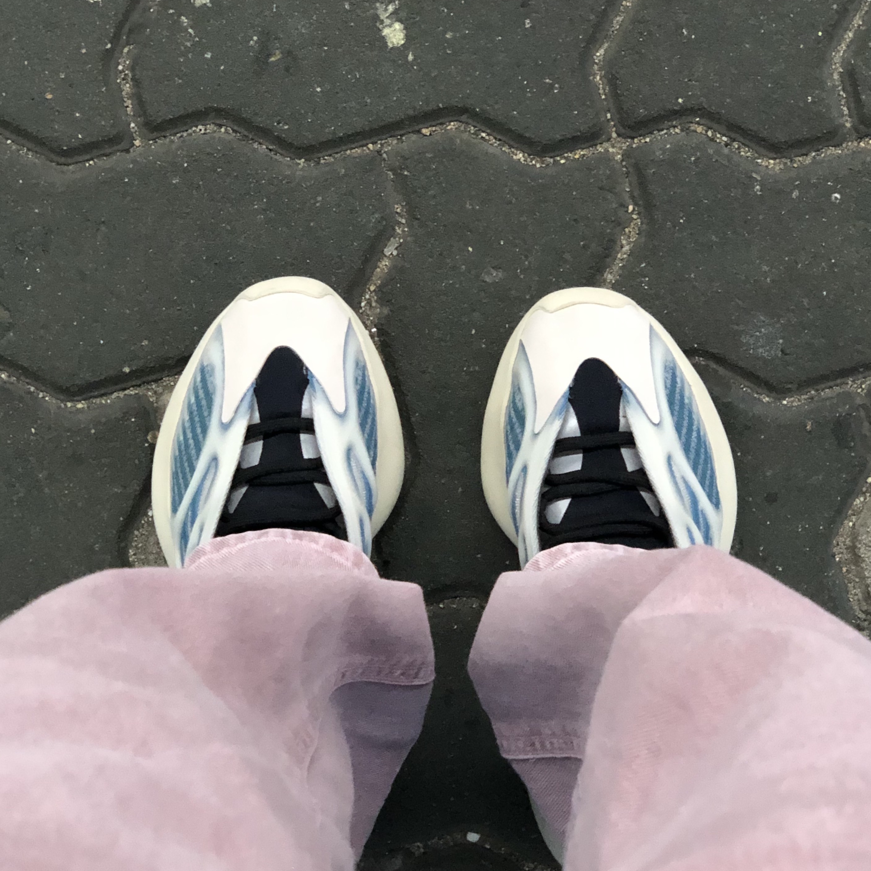 Adidas Yeezy 700 V3 Kyanite 착용 스타일